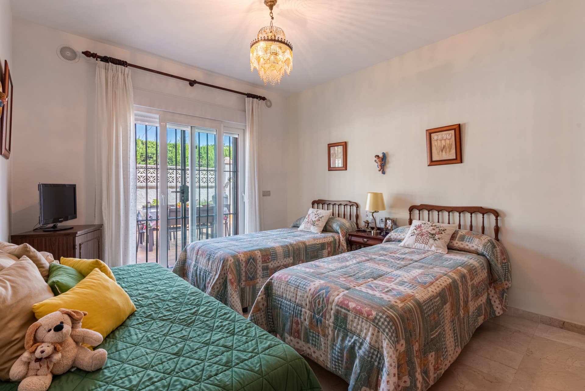 Spacious Villa in central San Pedro! With 3 separate apartments and garage for 10 cars.