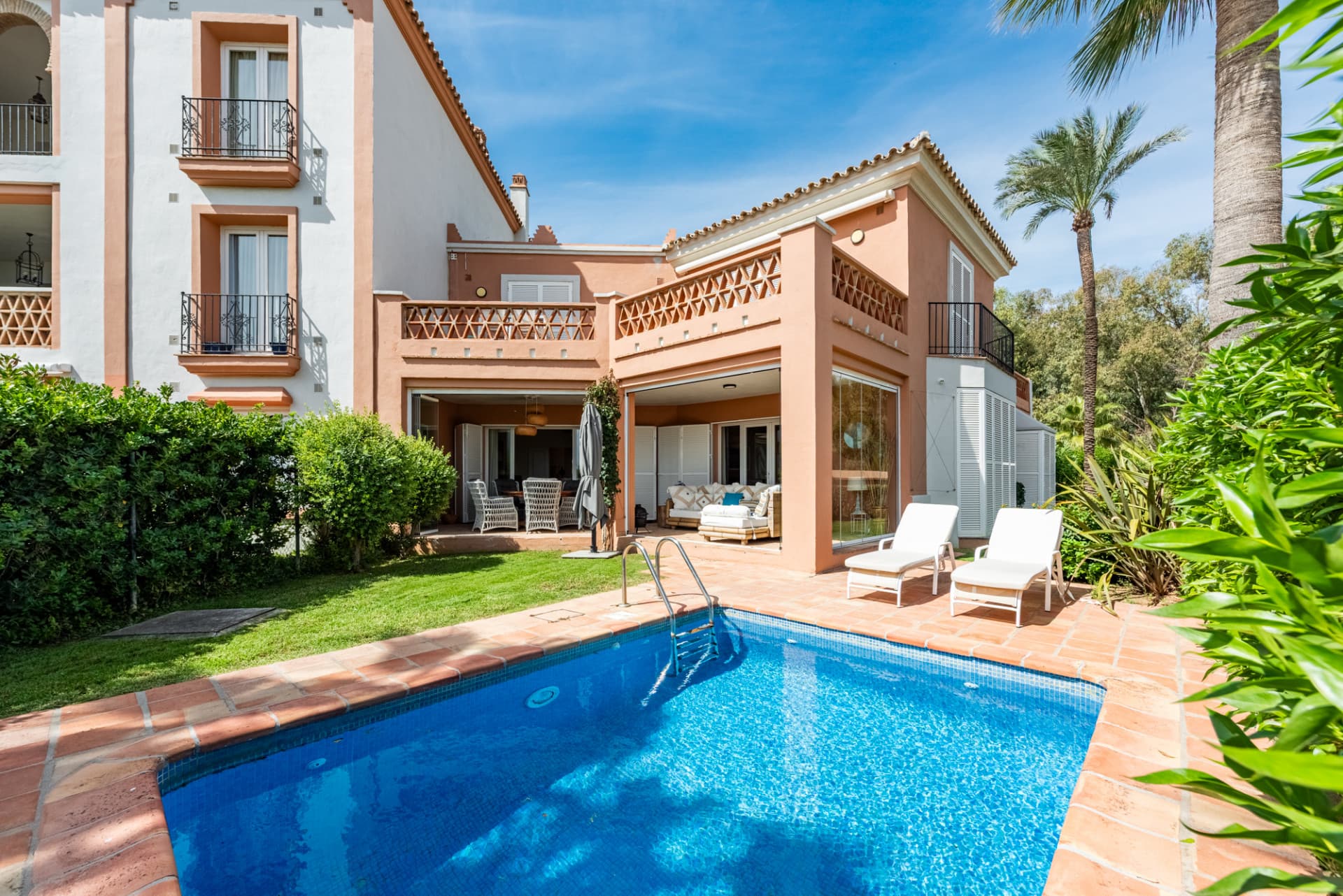 One of only three beachfront villas in La Perla de la Bahía!