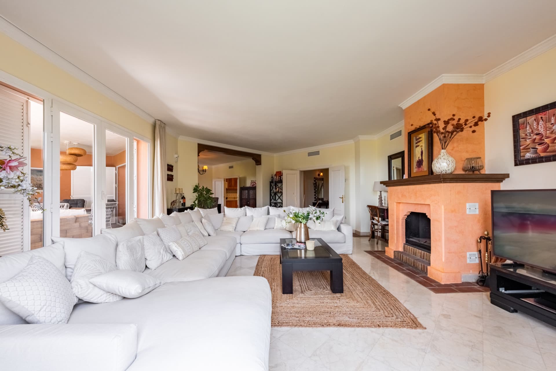 One of only three beachfront villas in La Perla de la Bahía!