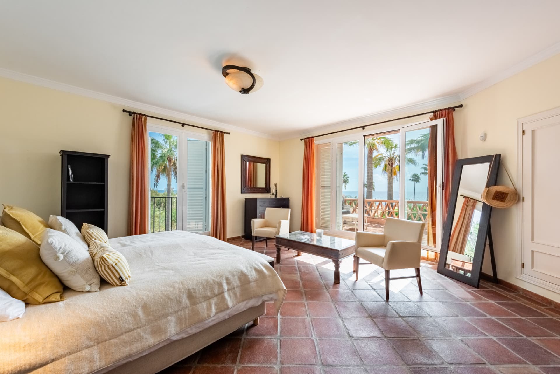 One of only three beachfront villas in La Perla de la Bahía!