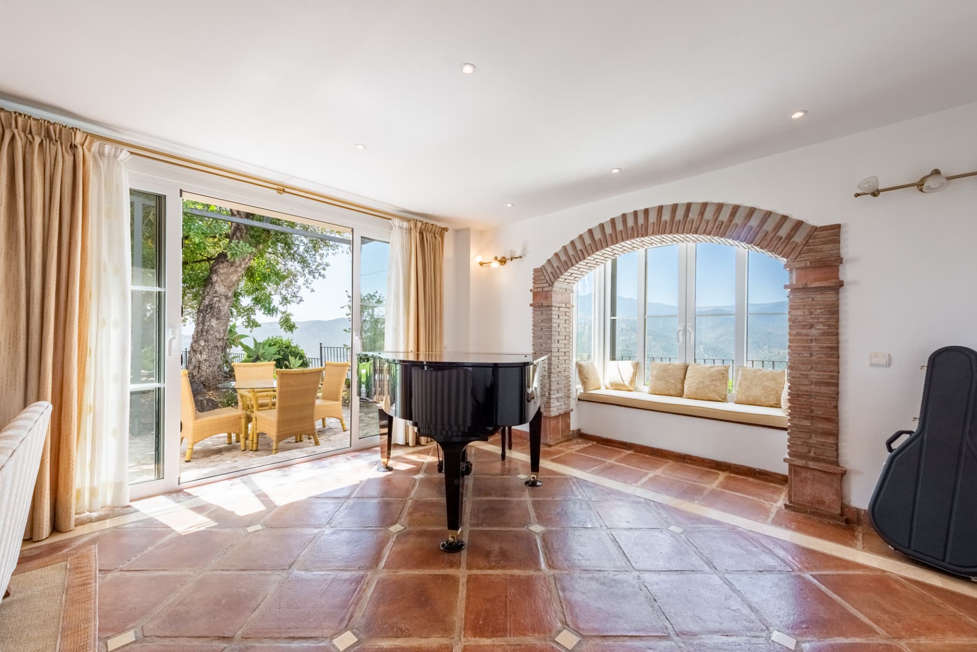 Charming Villa with Panoramic Views in Sierra Blanca Country Club, Istán