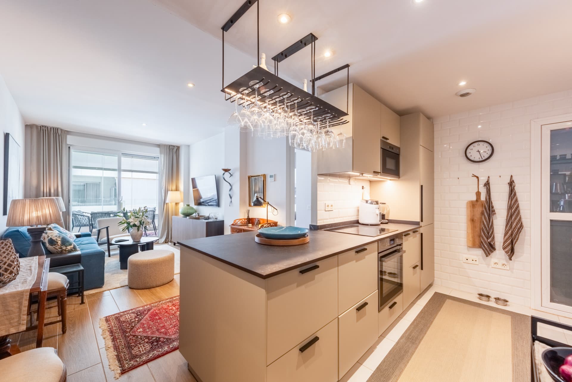 Chic and beautifully upgraded Two-Bedroom Apartment with Rooftop Pool in La Campana