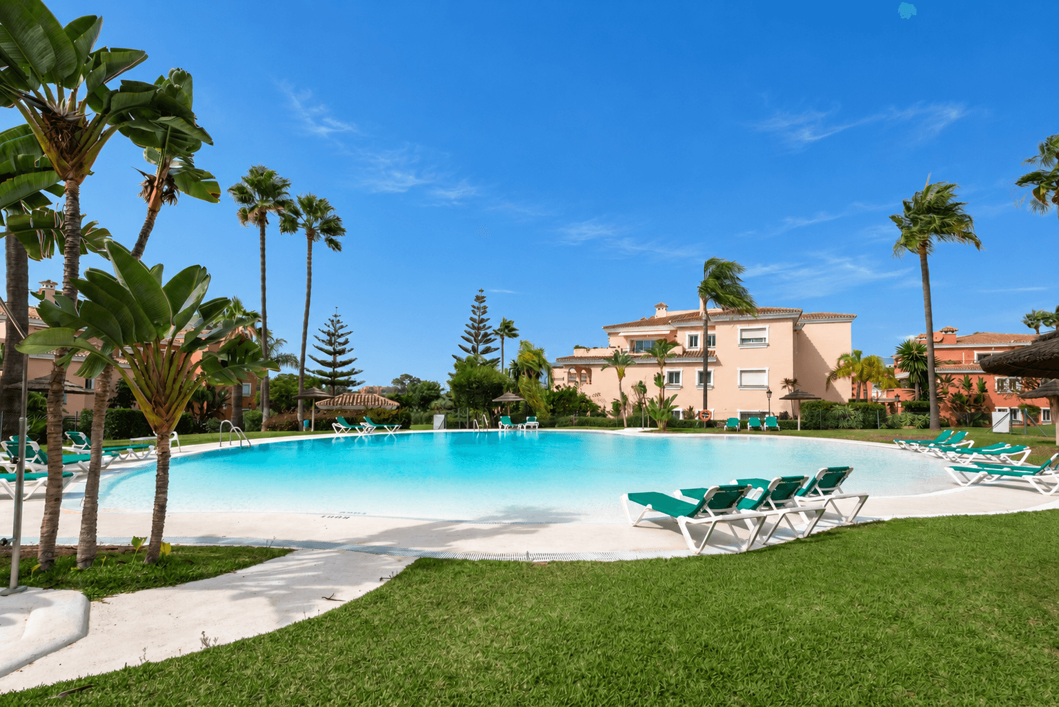 Beachside Penthouse with Private Solarium, 80 m² Basement Room and Tourist Licence