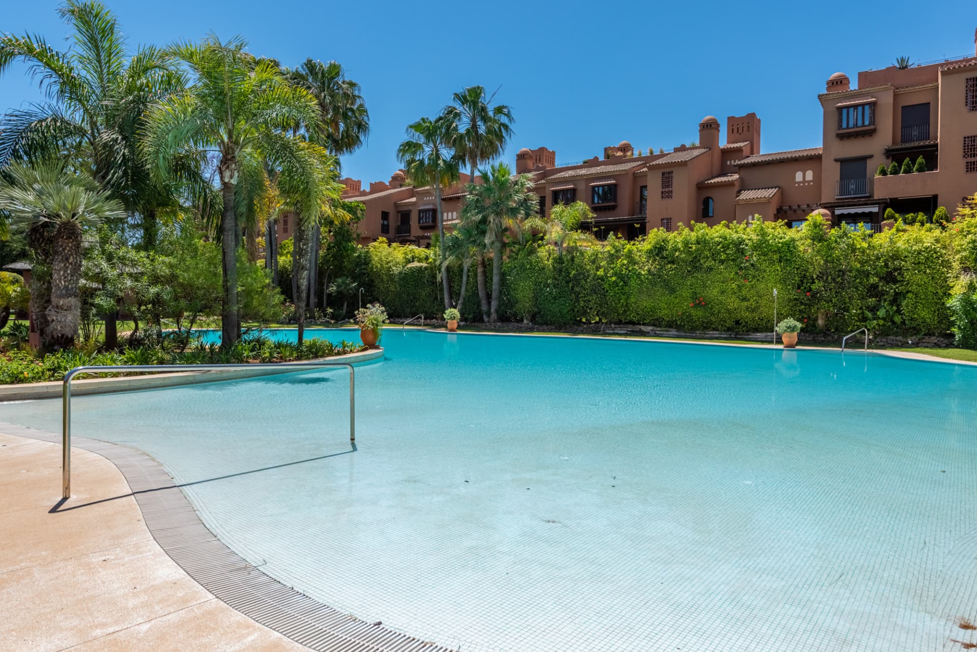 Amplio apartamento en planta baja en Alhambra del Golf – Ubicación privilegiada junto a la playa en Casasola
