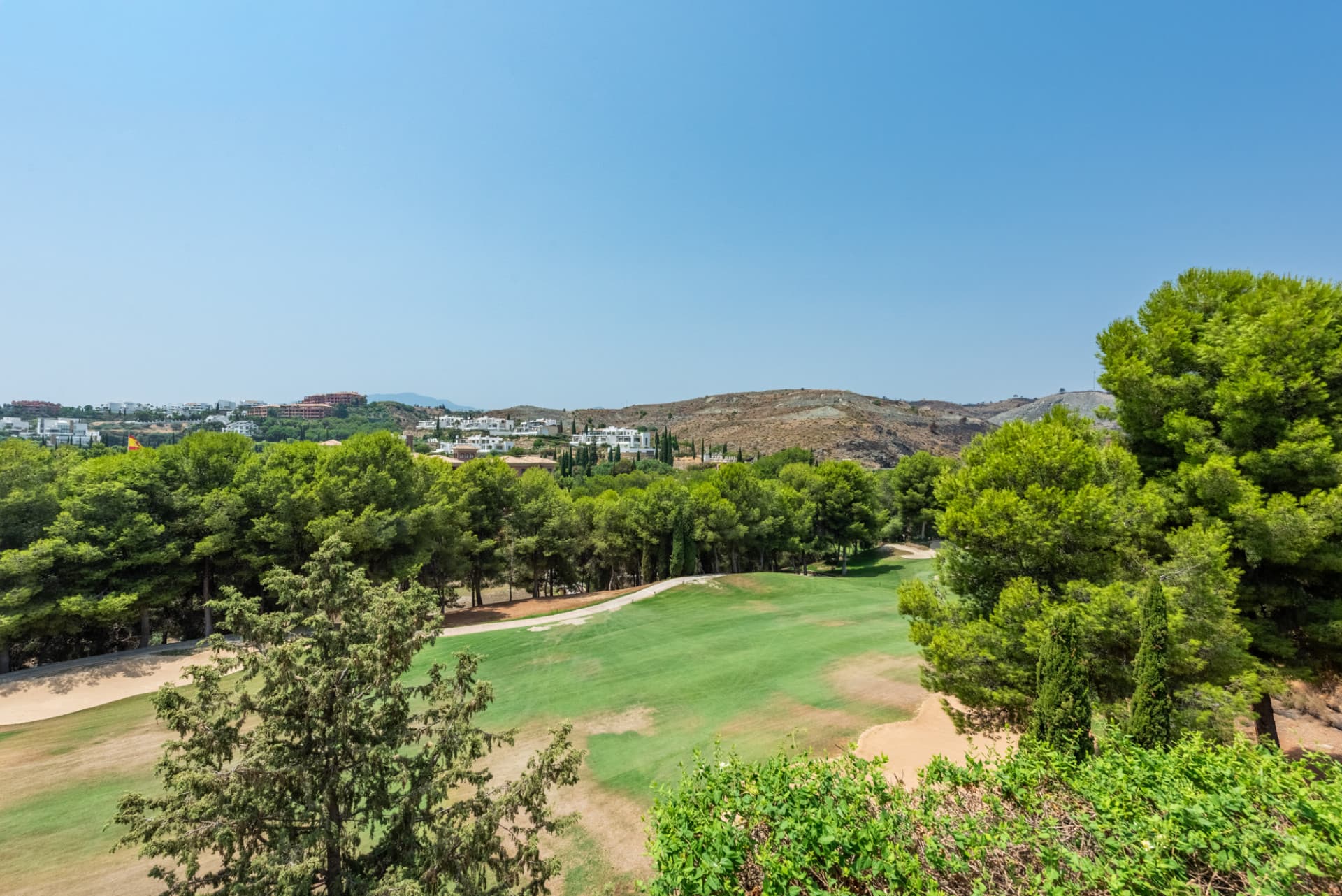 Stylish garden apartment with views to Hotel Villa Padierna, the golf course and the sea!
