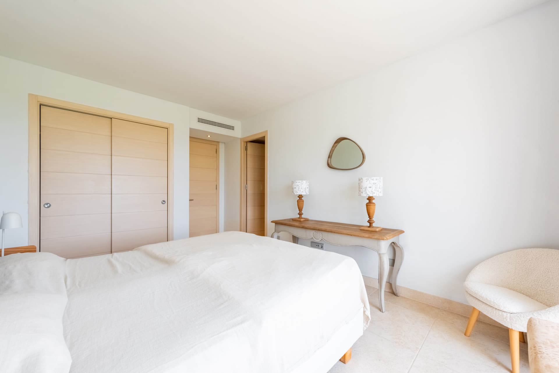 Stylish garden apartment with views to Hotel Villa Padierna, the golf course and the sea!