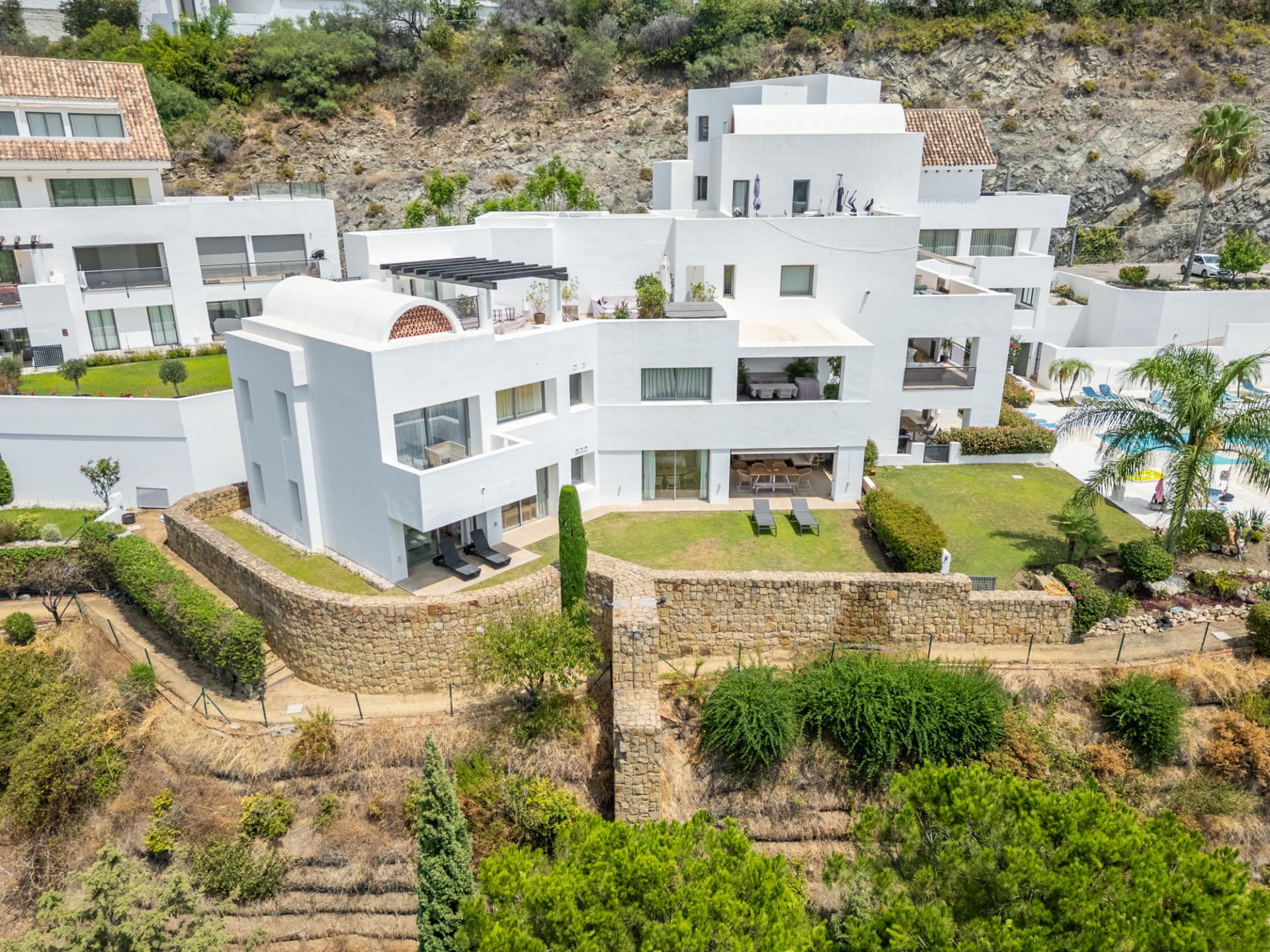 Stylish garden apartment with views to Hotel Villa Padierna, the golf course and the sea!