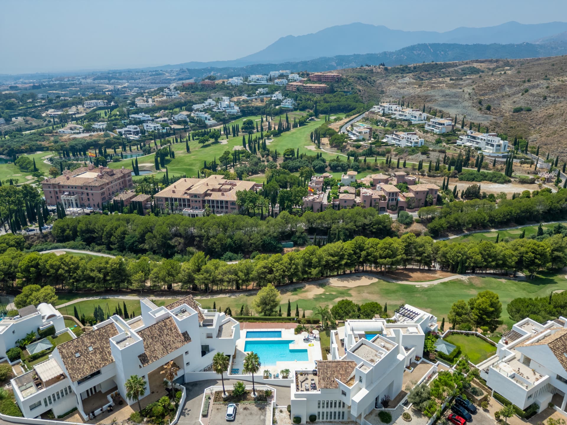 Stylish garden apartment with views to Hotel Villa Padierna, the golf course and the sea!