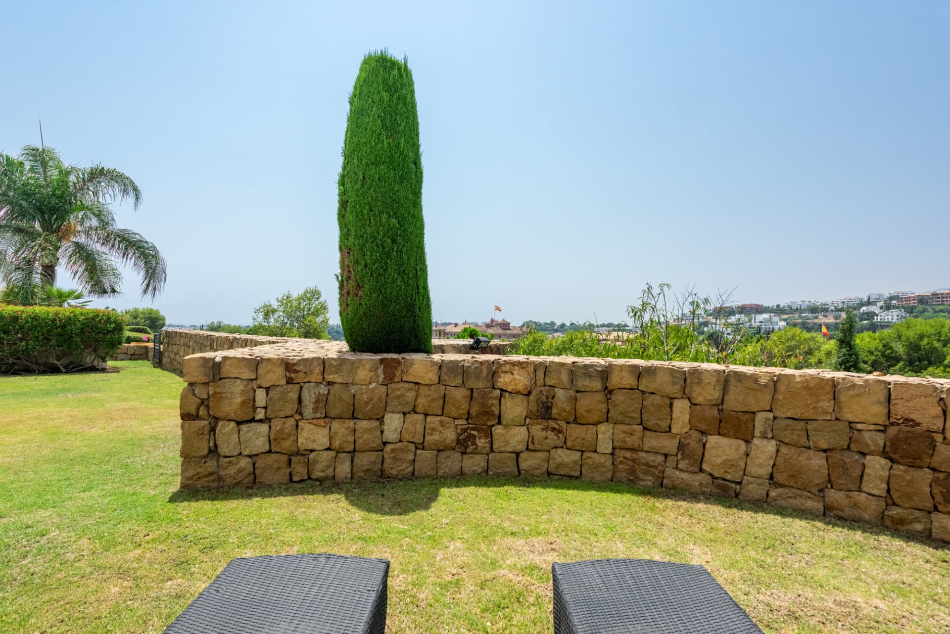 Stylish garden apartment with views to Hotel Villa Padierna, the golf course and the sea!