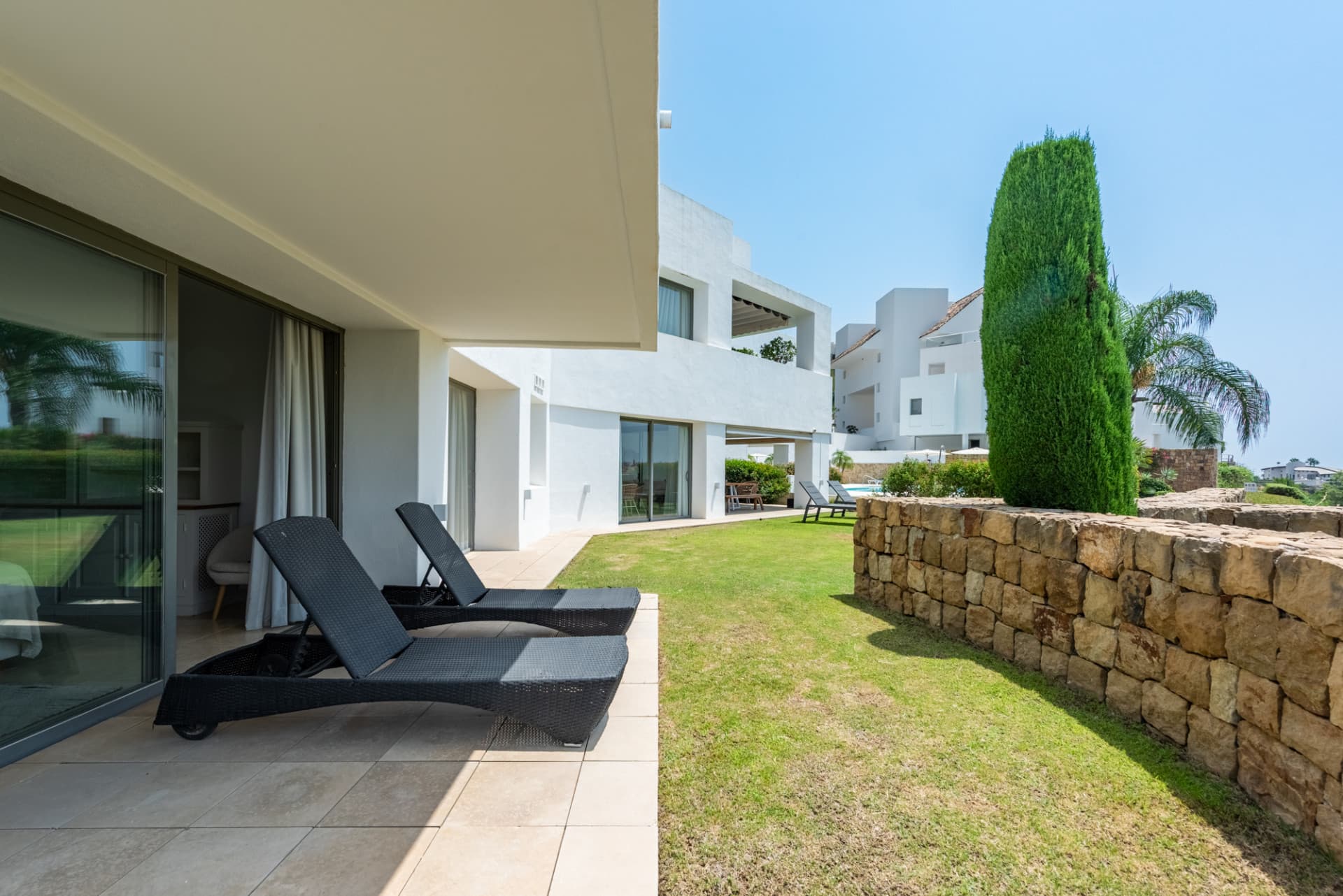 Stylish garden apartment with views to Hotel Villa Padierna, the golf course and the sea!