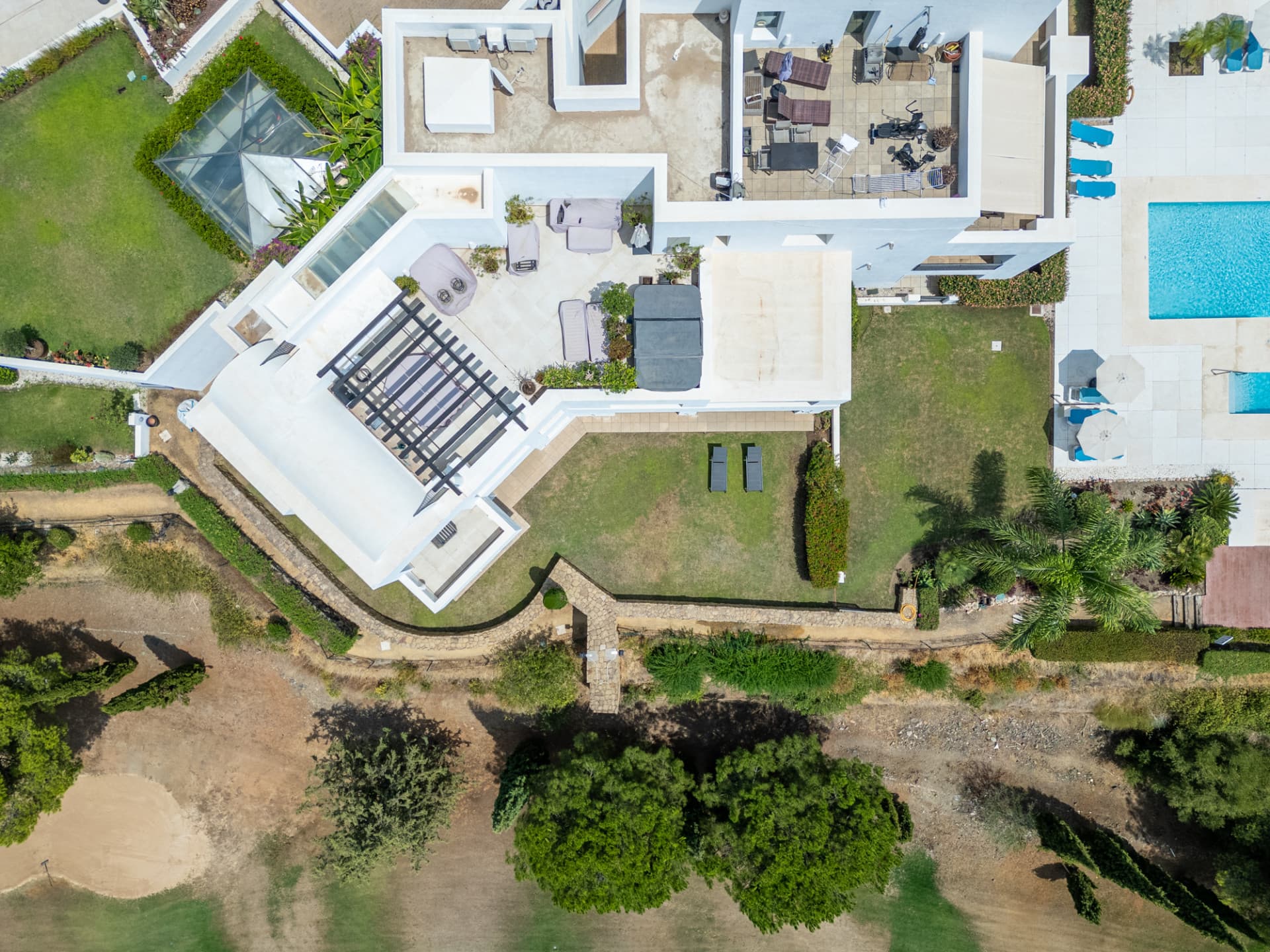 Stylish garden apartment with views to Hotel Villa Padierna, the golf course and the sea!