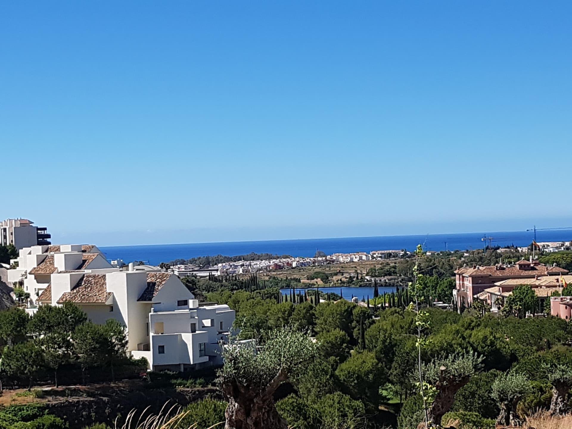 Stylish garden apartment with views to Hotel Villa Padierna, the golf course and the sea!