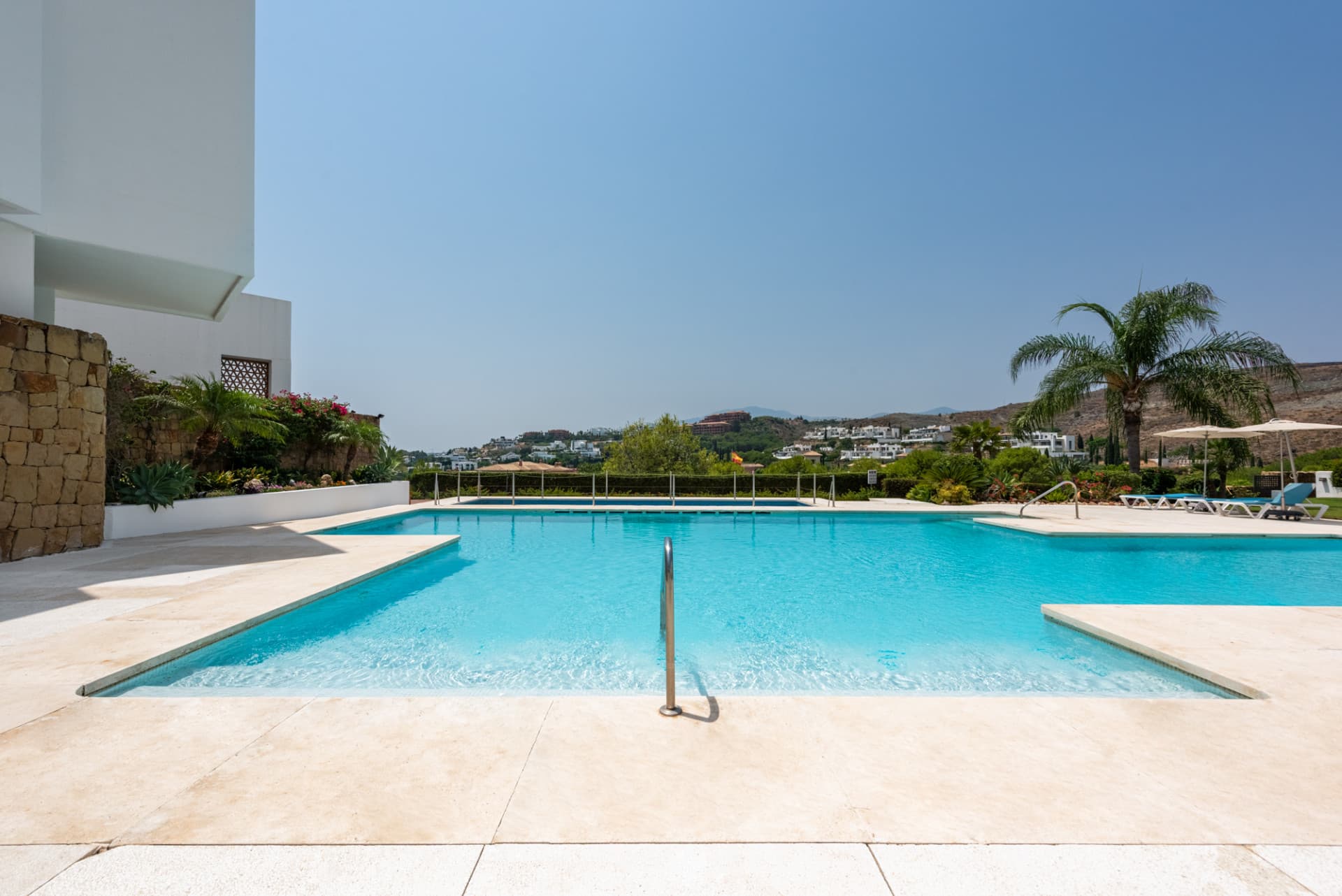 Stylish garden apartment with views to Hotel Villa Padierna, the golf course and the sea!