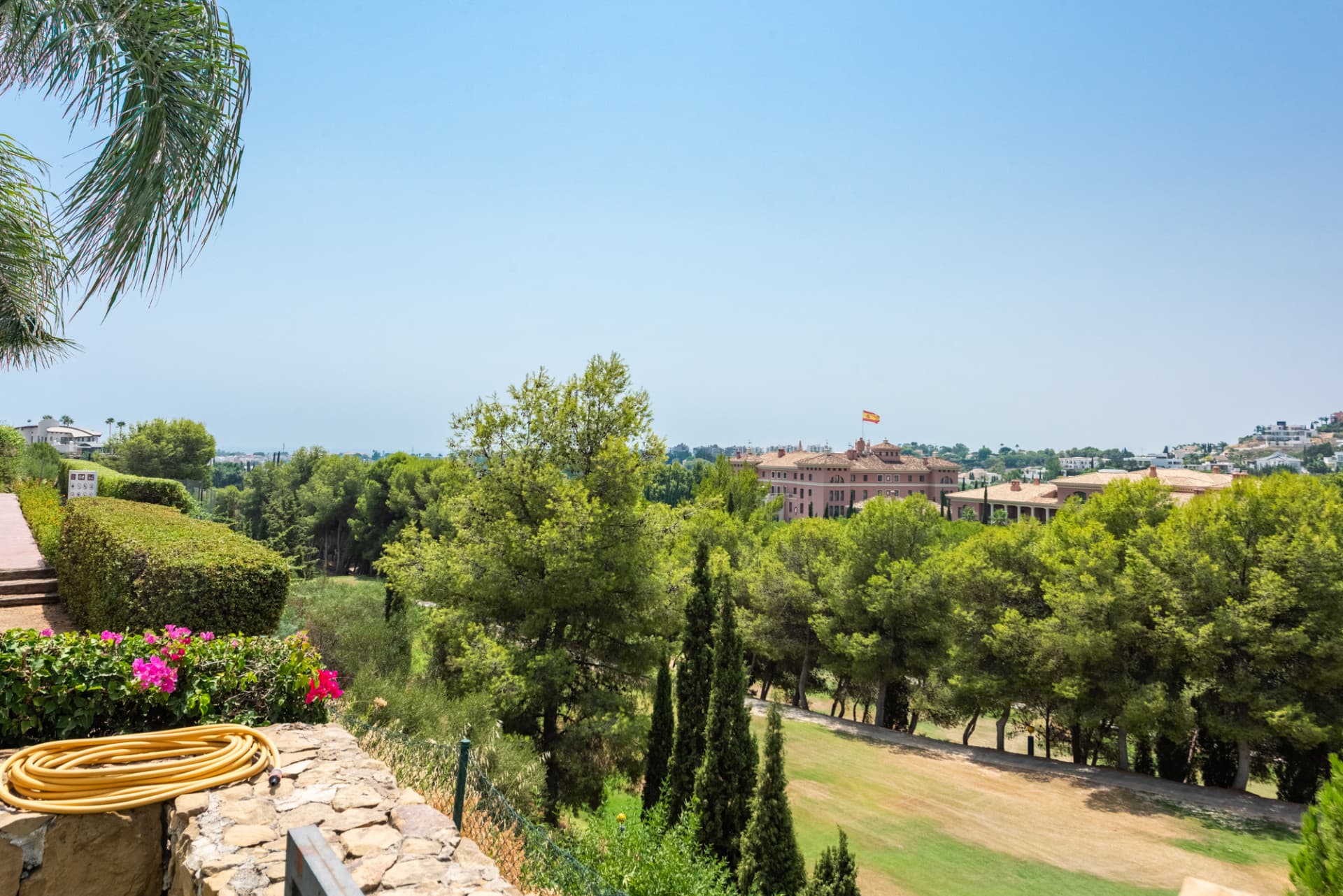 Stylish garden apartment with views to Hotel Villa Padierna, the golf course and the sea!