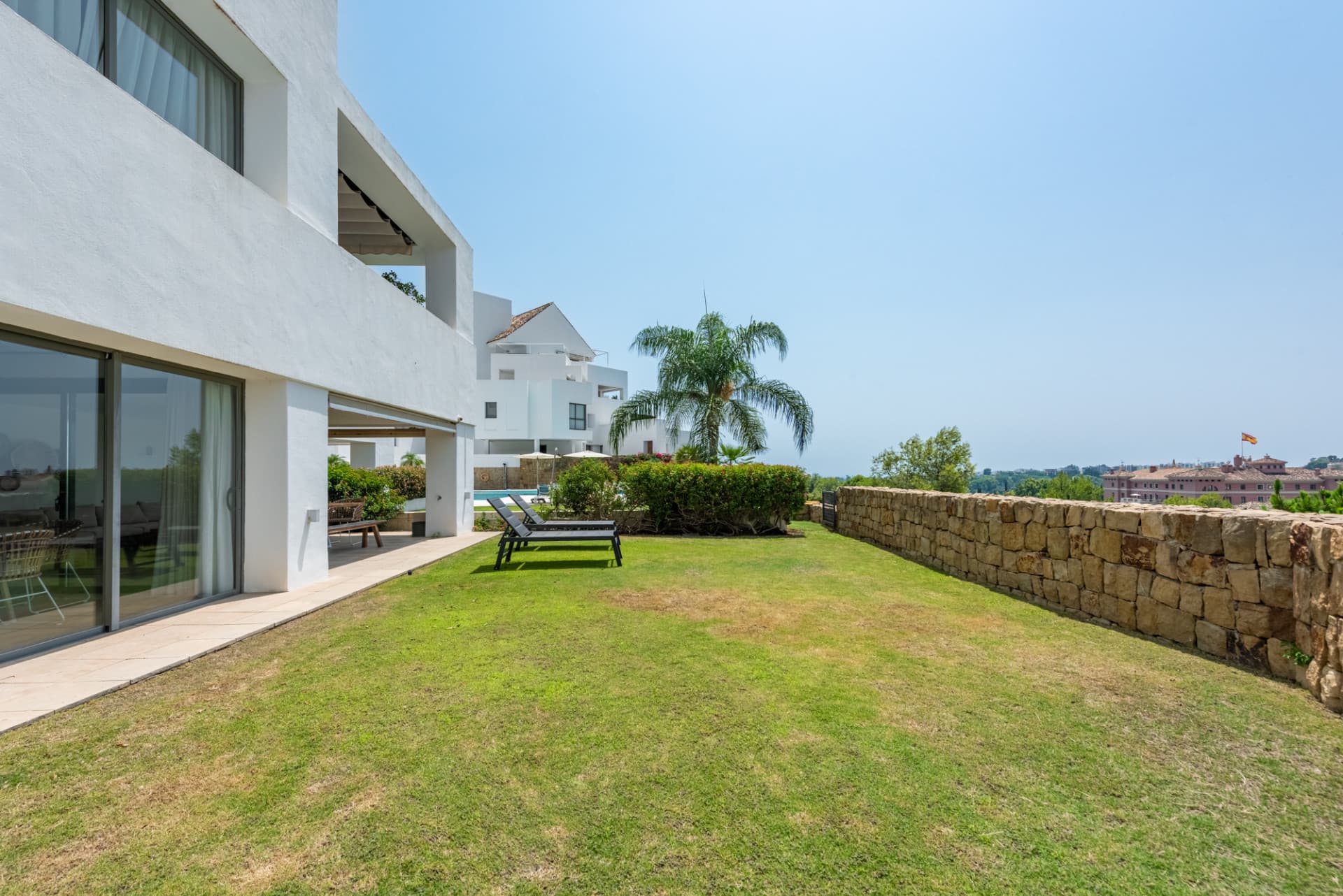 Stylish garden apartment with views to Hotel Villa Padierna, the golf course and the sea!