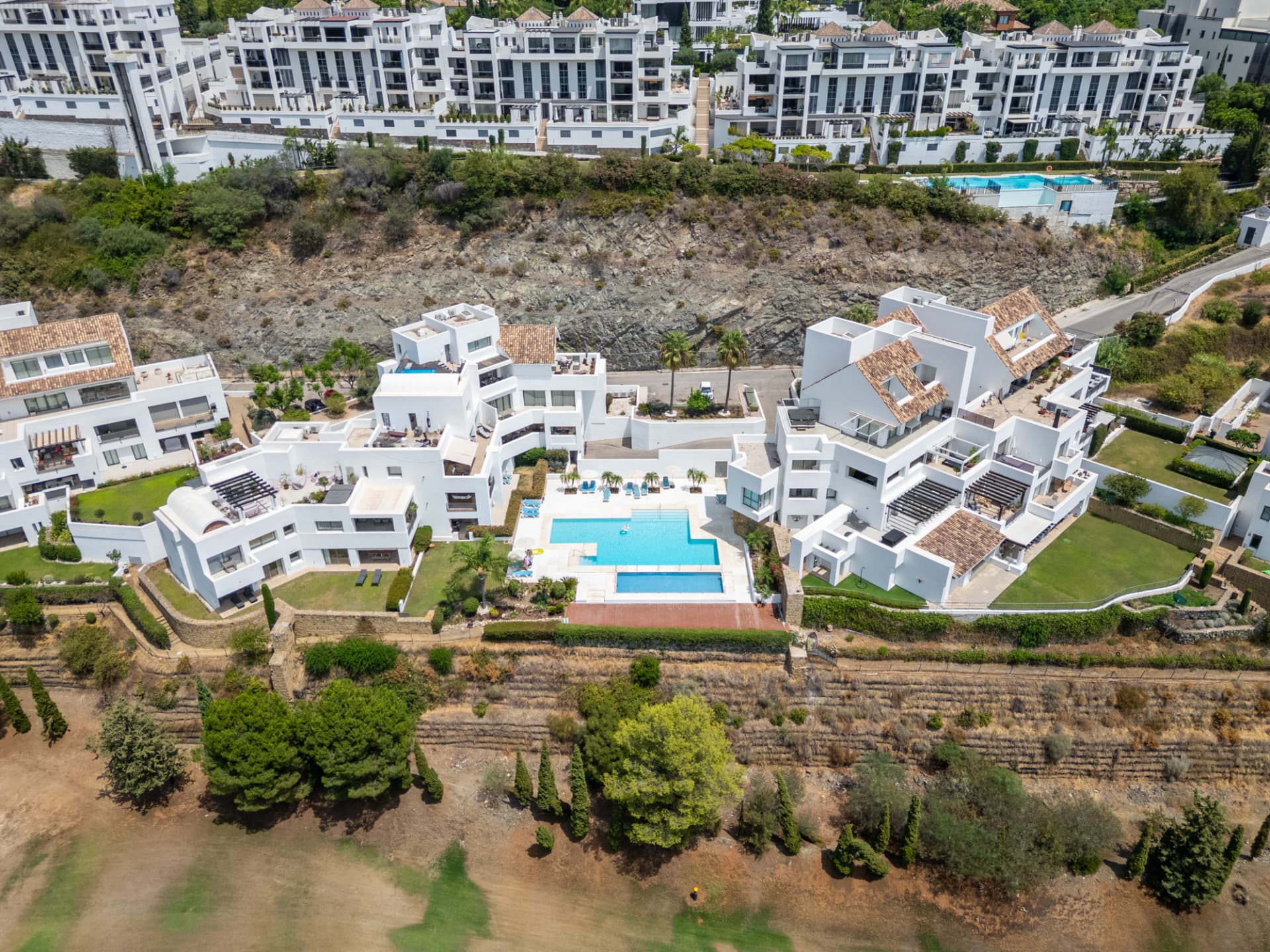 Stylish garden apartment with views to Hotel Villa Padierna, the golf course and the sea!