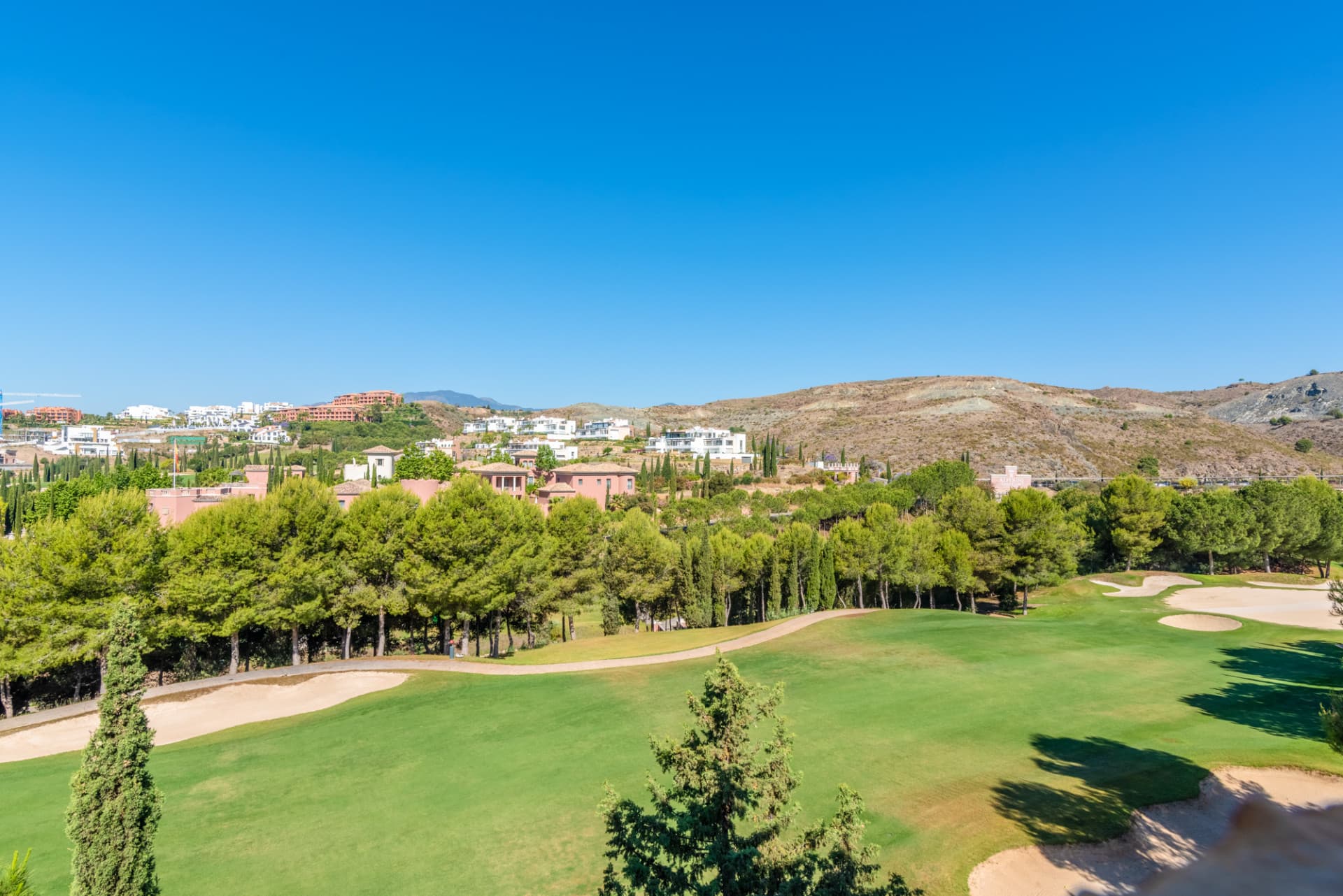 Stylish garden apartment with views to Hotel Villa Padierna, the golf course and the sea!
