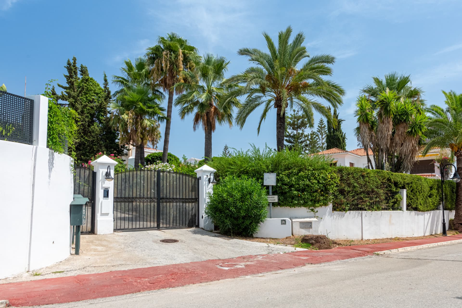 Stylish Renovated Villa with Contemporary Design in the Heart of Elviria