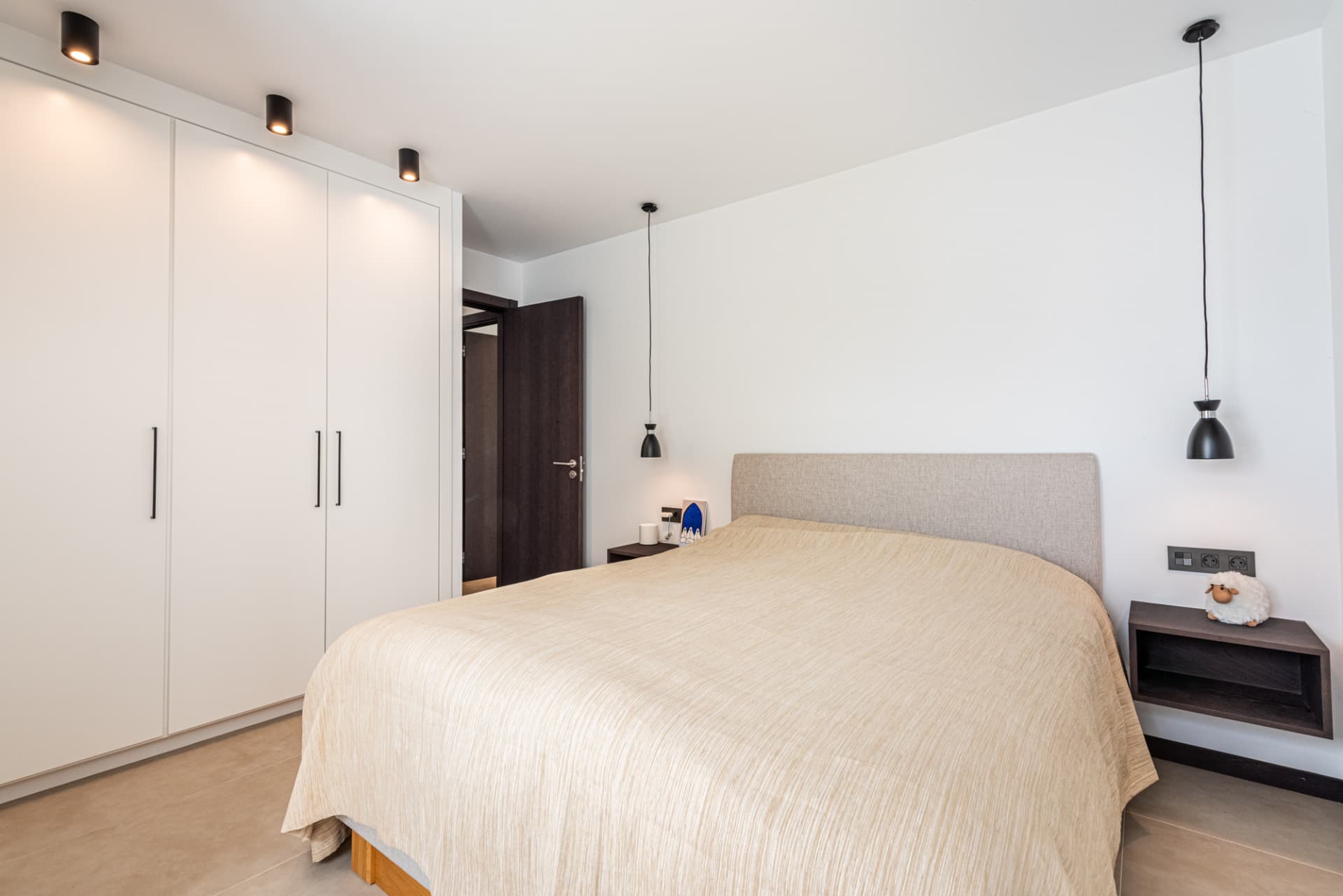 Stylish Renovated Villa with Contemporary Design in the Heart of Elviria
