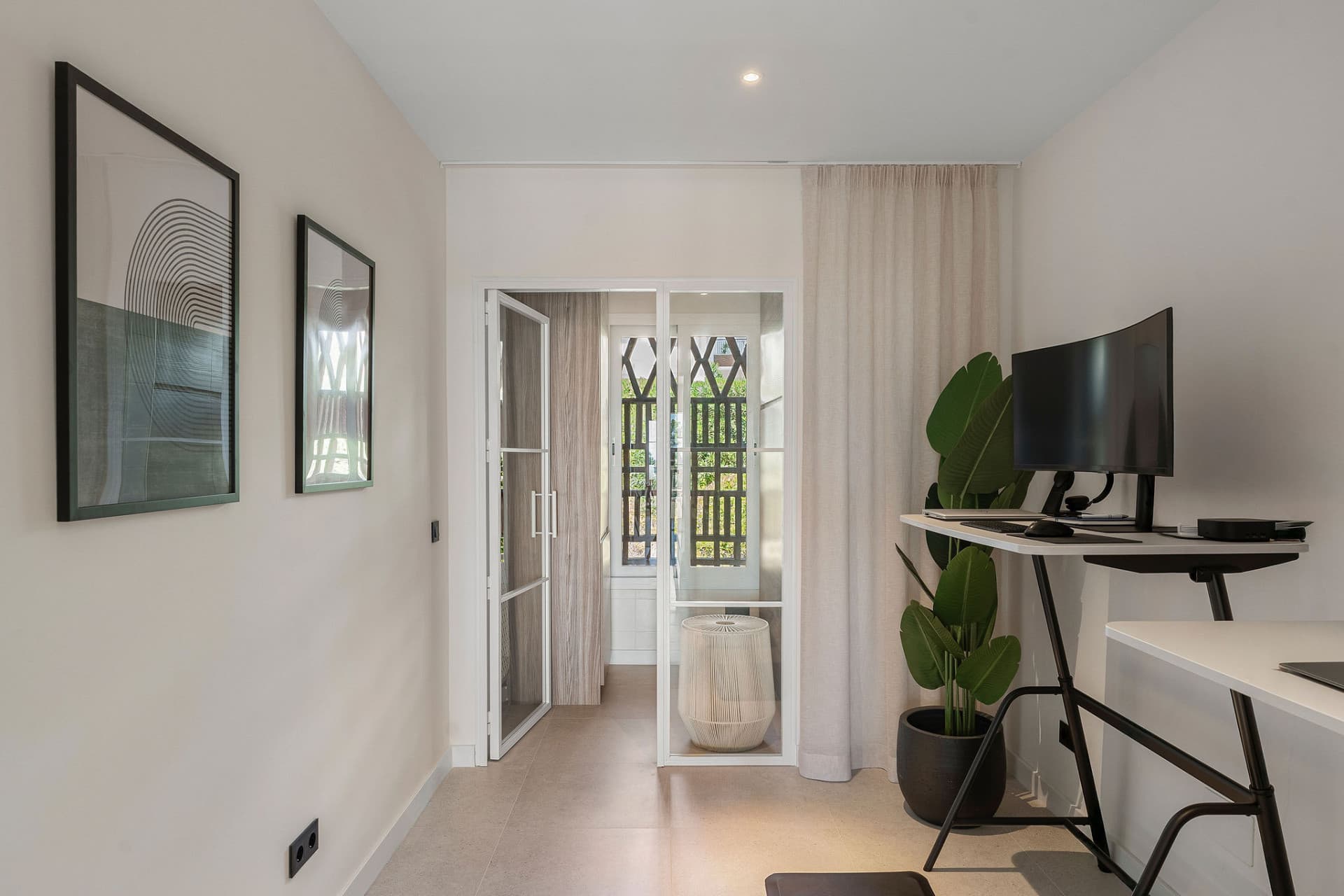 Welcome to this stunning and fully renovated penthouse with panoramic views over Higueral Golf, the mountains and the sea!