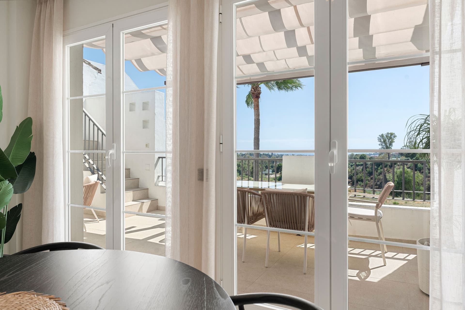 Welcome to this stunning and fully renovated penthouse with panoramic views over Higueral Golf, the mountains and the sea!