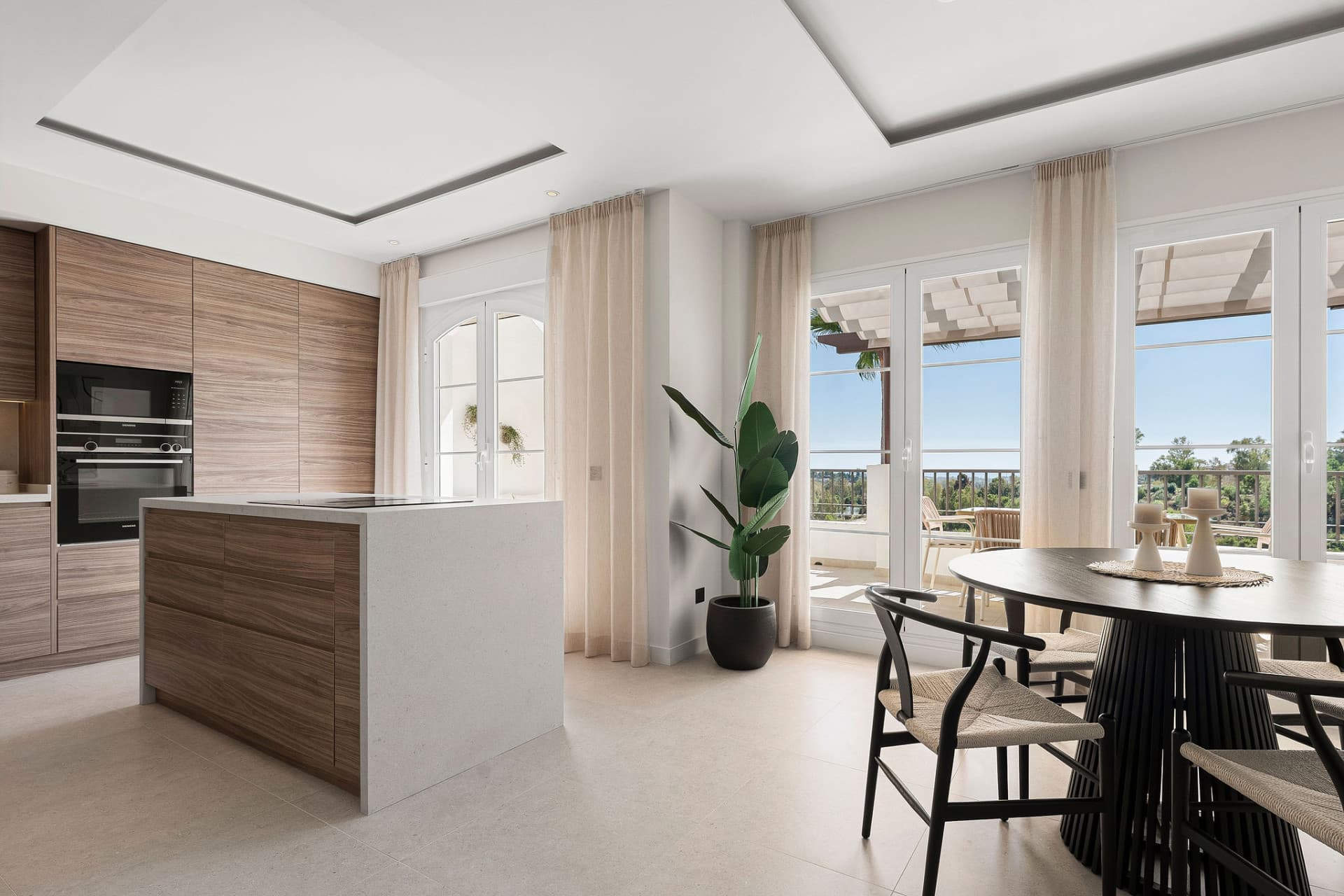Welcome to this stunning and fully renovated penthouse with panoramic views over Higueral Golf, the mountains and the sea!