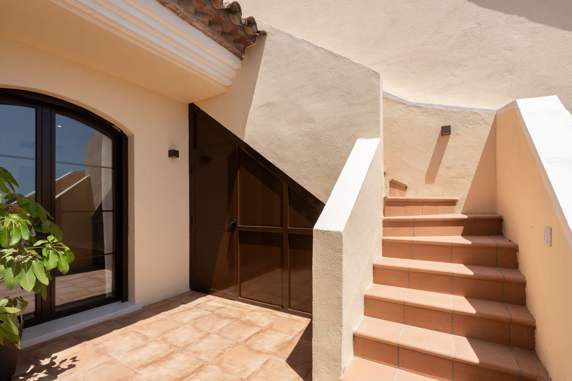 Welcome to this beautifully renovated penthouse offering bright, contemporary living in a tranquil Andalusian urbanization!