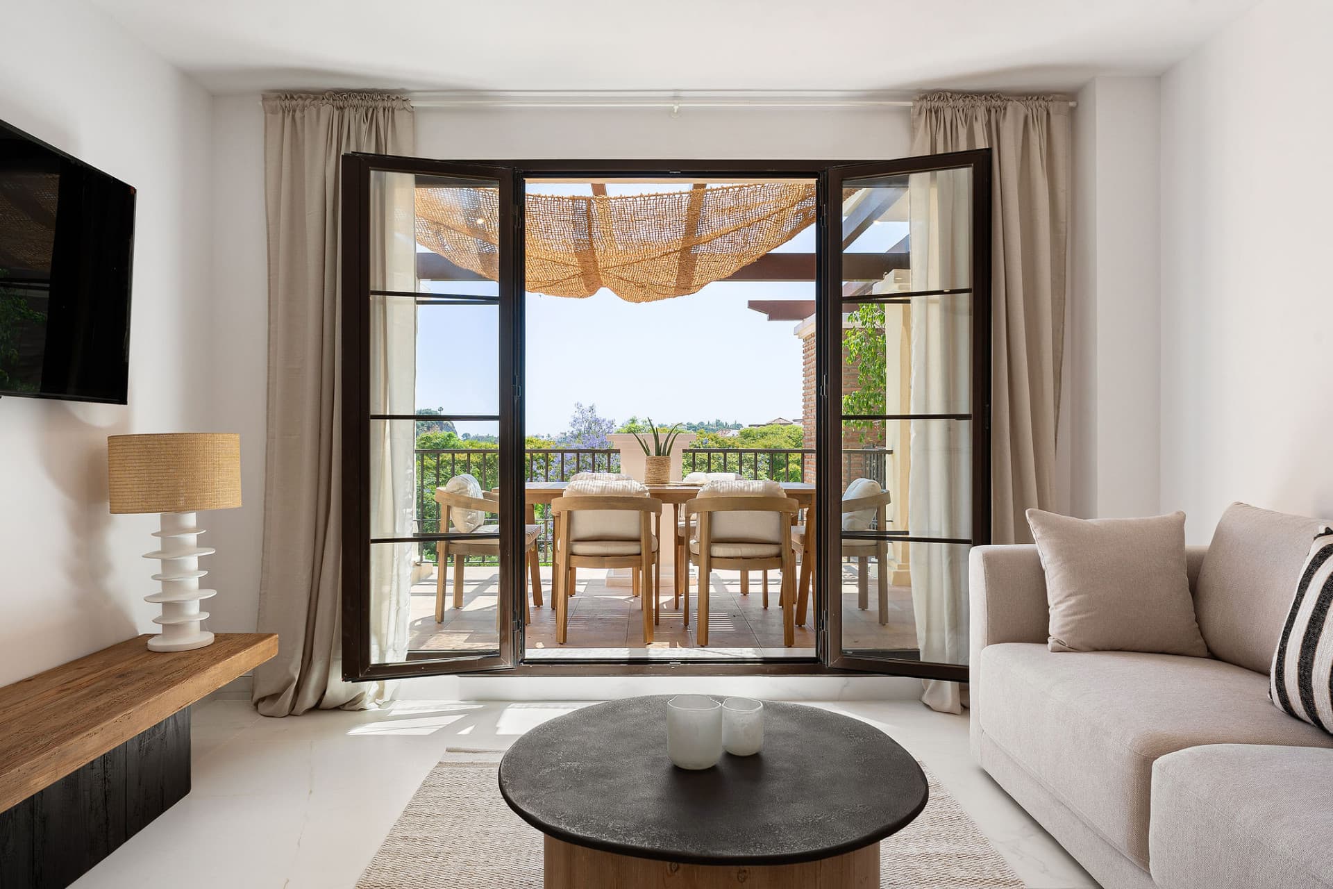 Welcome to this beautifully renovated penthouse offering bright, contemporary living in a tranquil Andalusian urbanization!
