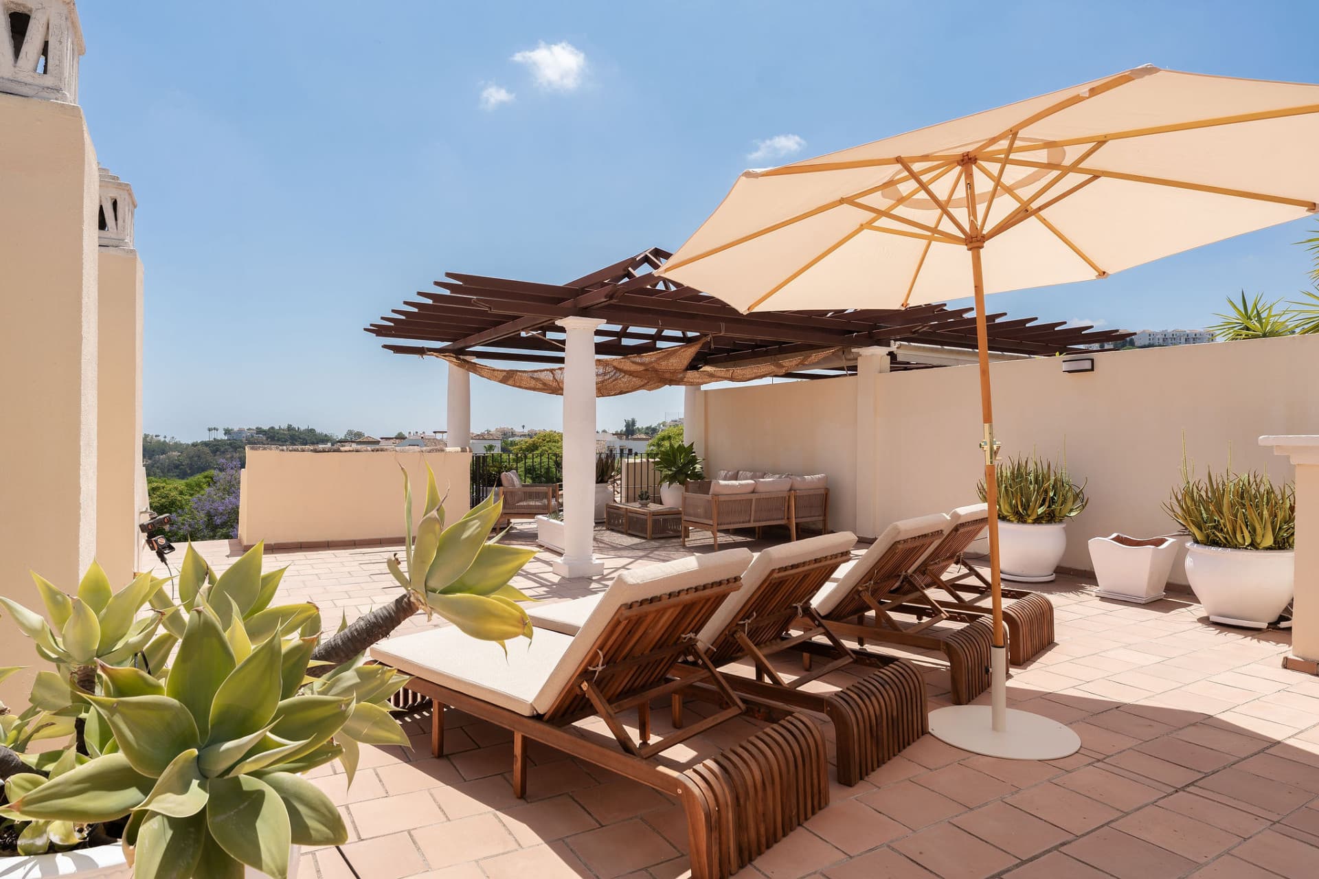 Welcome to this beautifully renovated penthouse offering bright, contemporary living in a tranquil Andalusian urbanization!