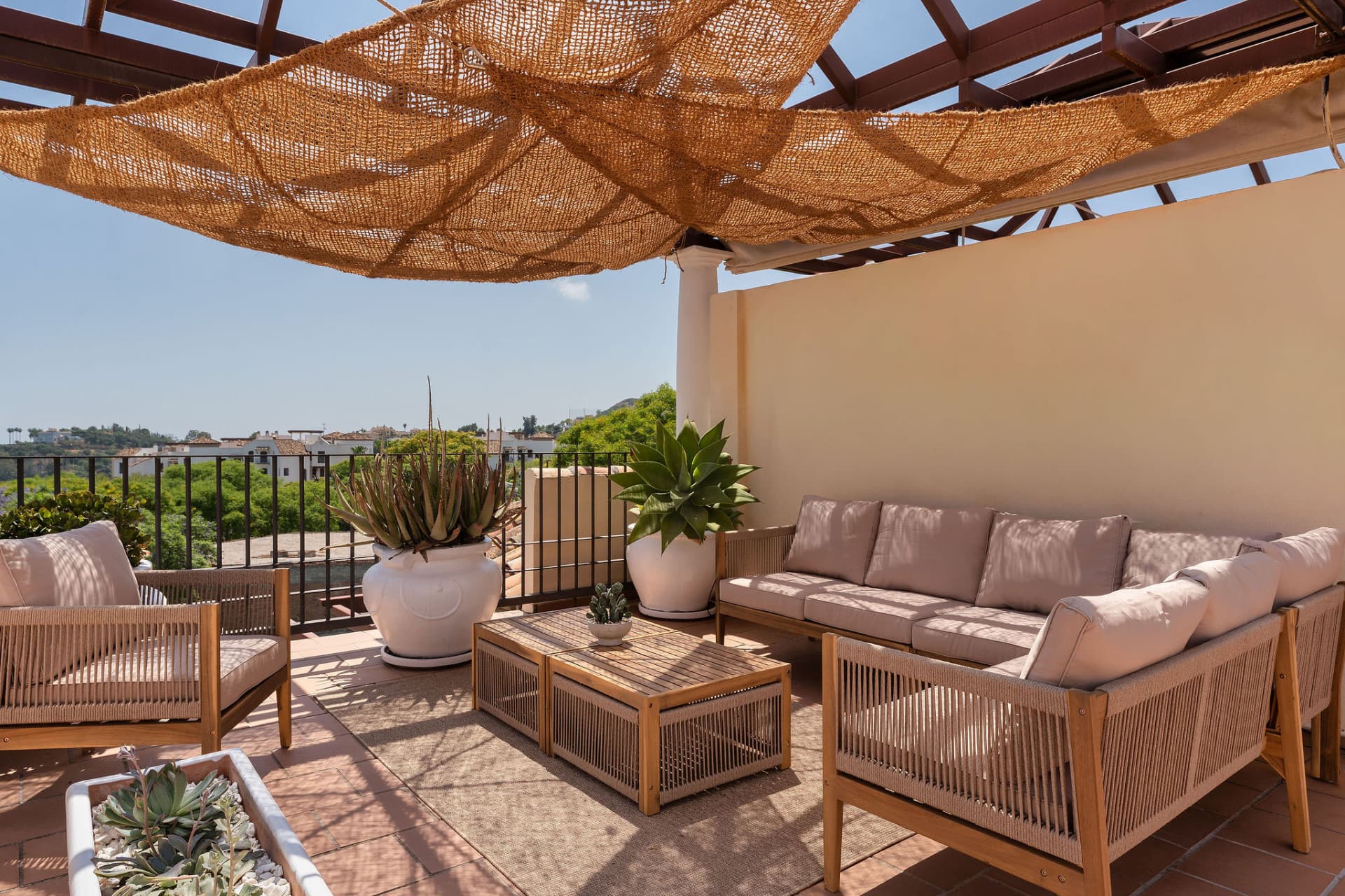 Welcome to this beautifully renovated penthouse offering bright, contemporary living in a tranquil Andalusian urbanization!