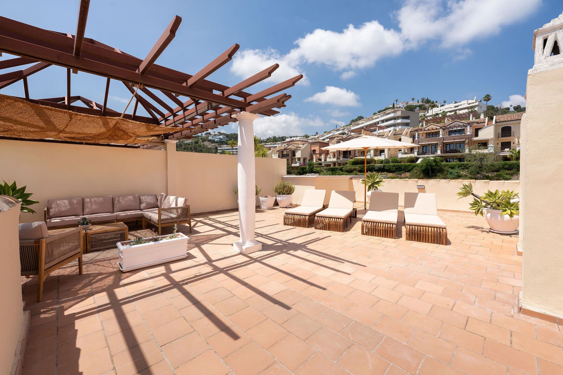 Welcome to this beautifully renovated penthouse offering bright, contemporary living in a tranquil Andalusian urbanization!