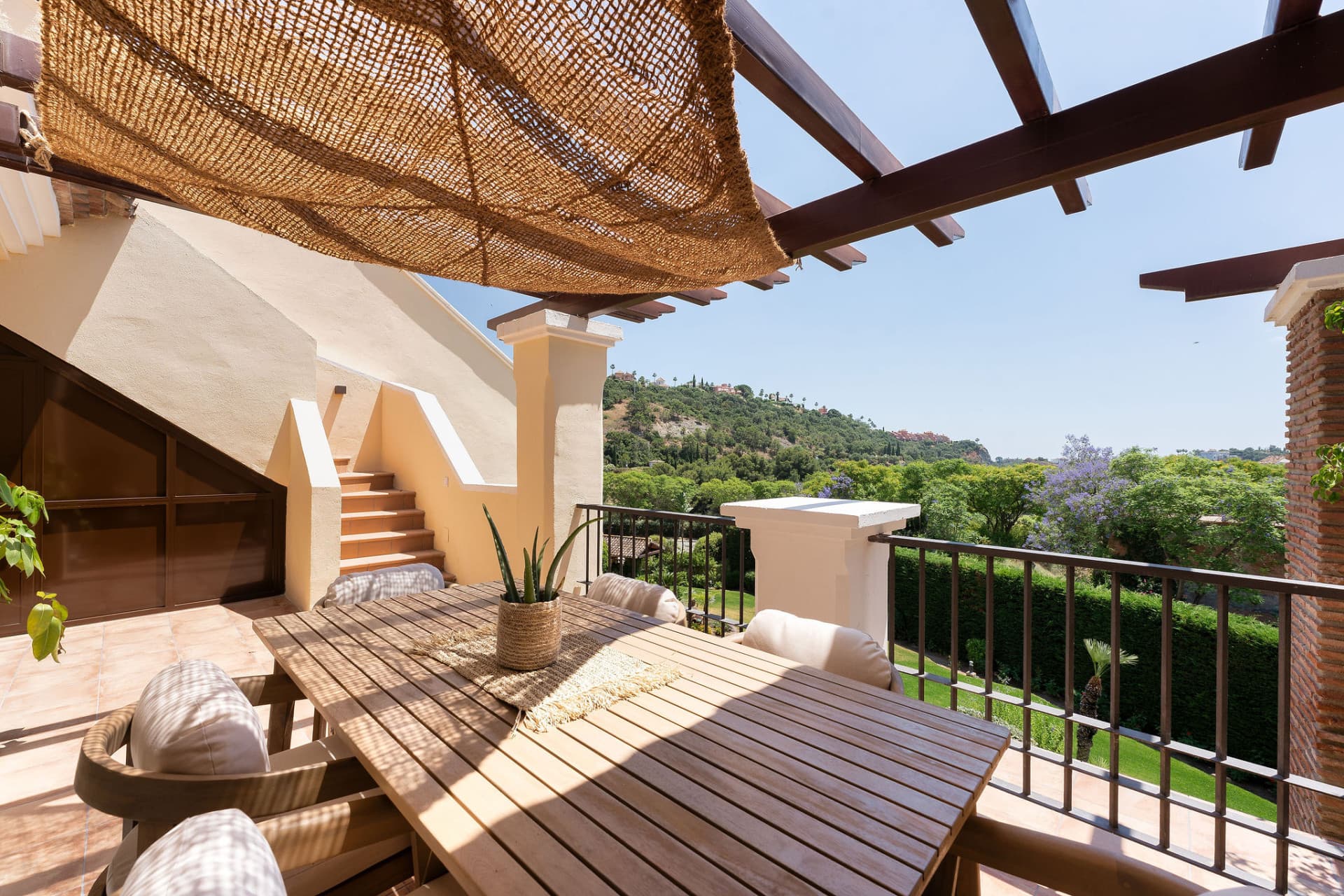 Welcome to this beautifully renovated penthouse offering bright, contemporary living in a tranquil Andalusian urbanization!