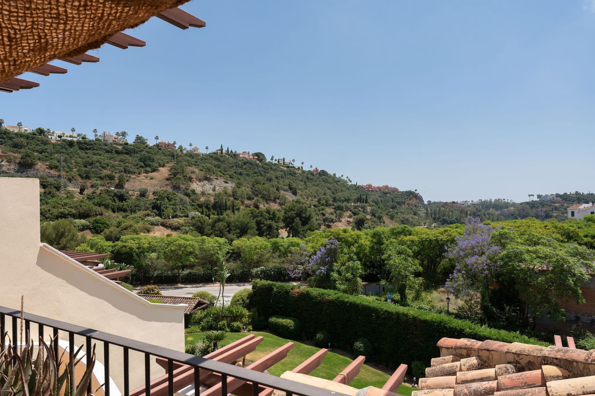 Welcome to this beautifully renovated penthouse offering bright, contemporary living in a tranquil Andalusian urbanization!