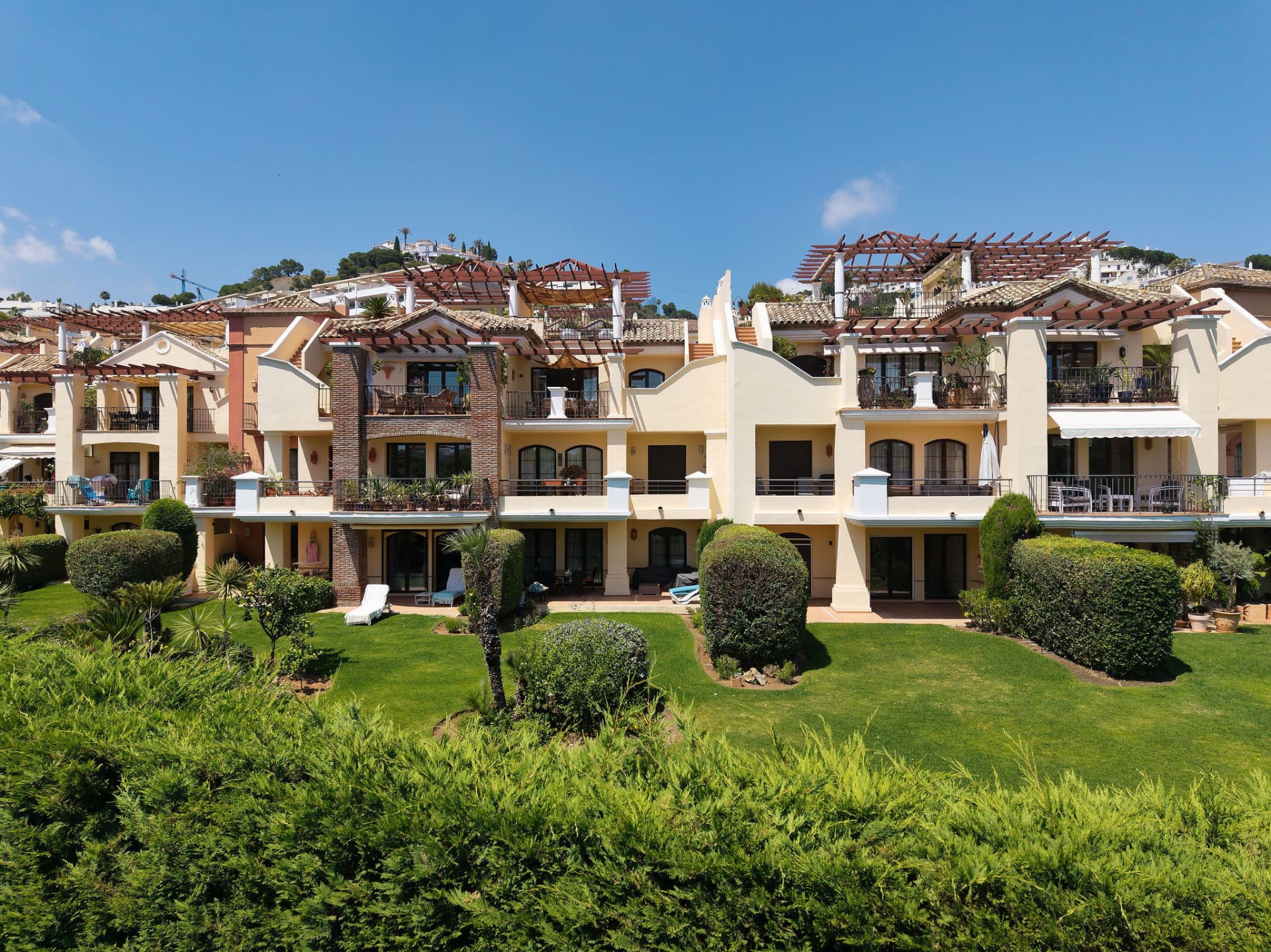 Welcome to this beautifully renovated penthouse offering bright, contemporary living in a tranquil Andalusian urbanization!
