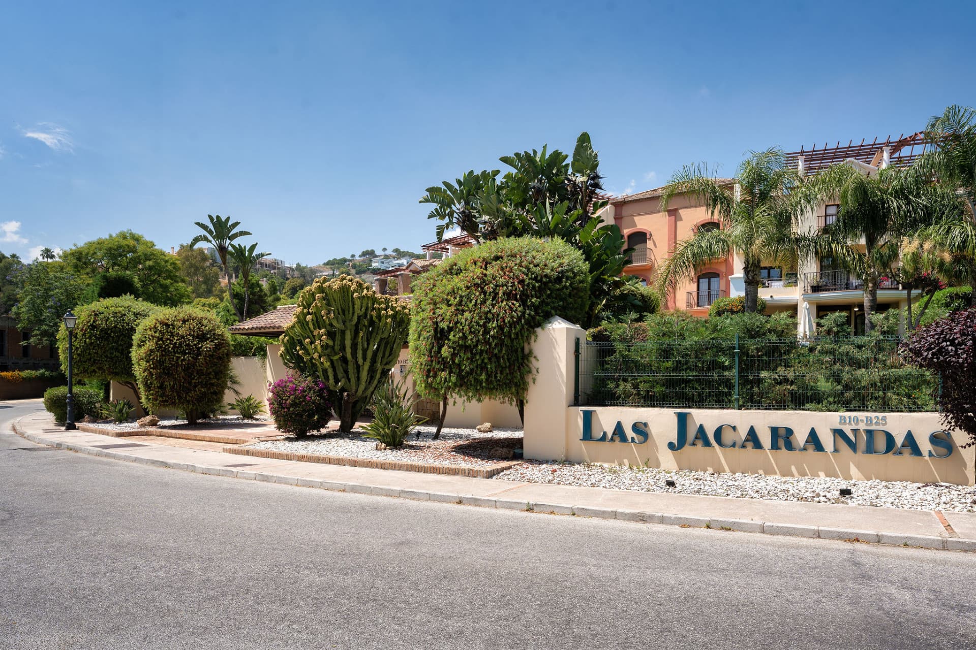 Welcome to this beautifully renovated penthouse offering bright, contemporary living in a tranquil Andalusian urbanization!