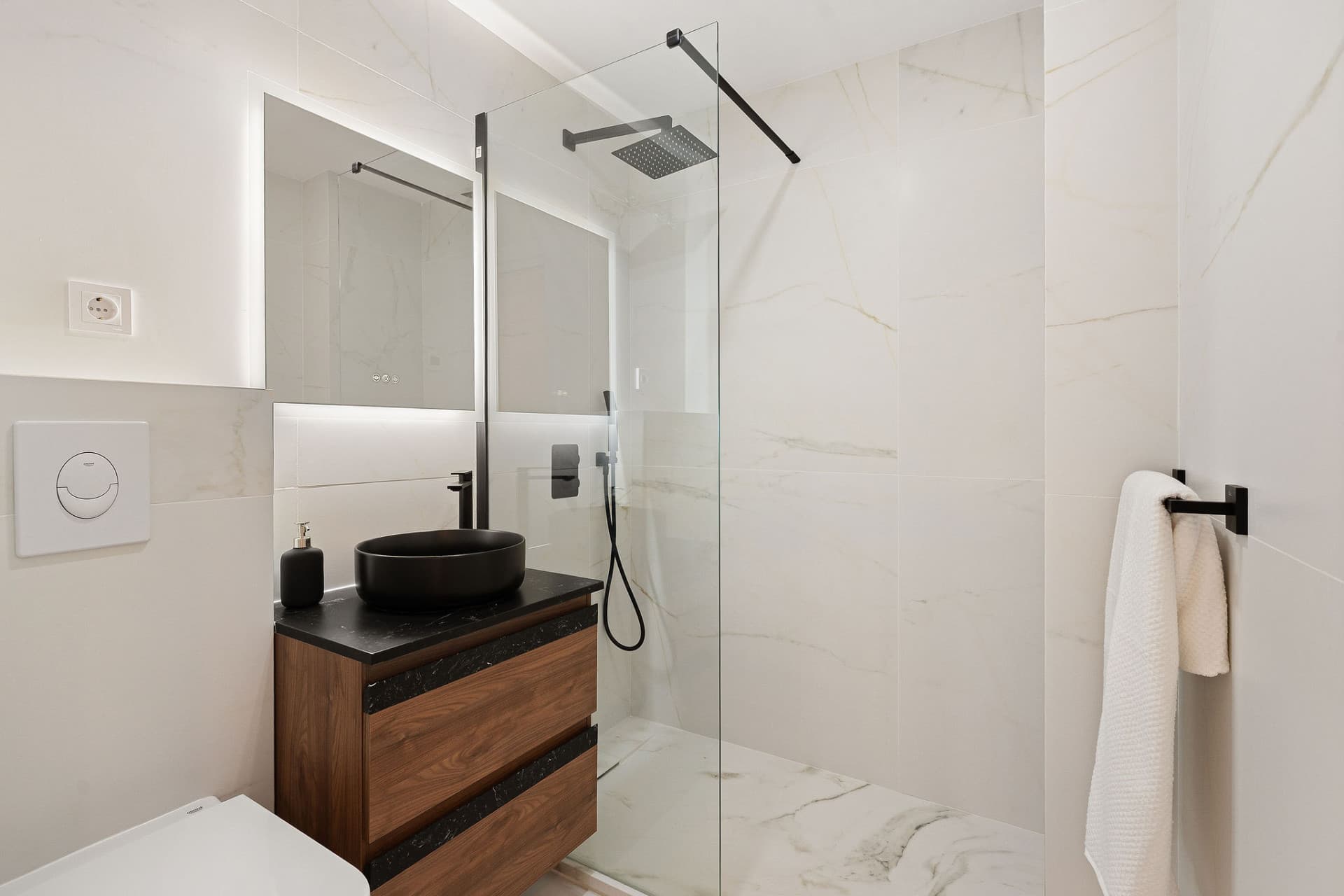 Welcome to this beautifully renovated penthouse offering bright, contemporary living in a tranquil Andalusian urbanization!