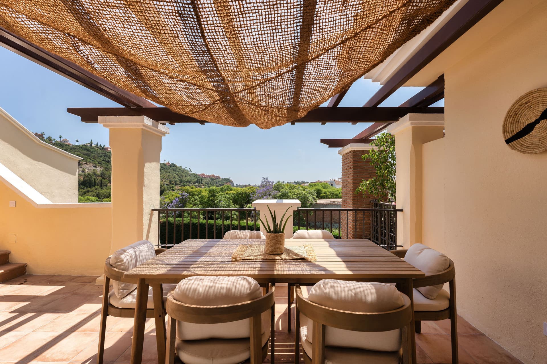 Welcome to this beautifully renovated penthouse offering bright, contemporary living in a tranquil Andalusian urbanization!