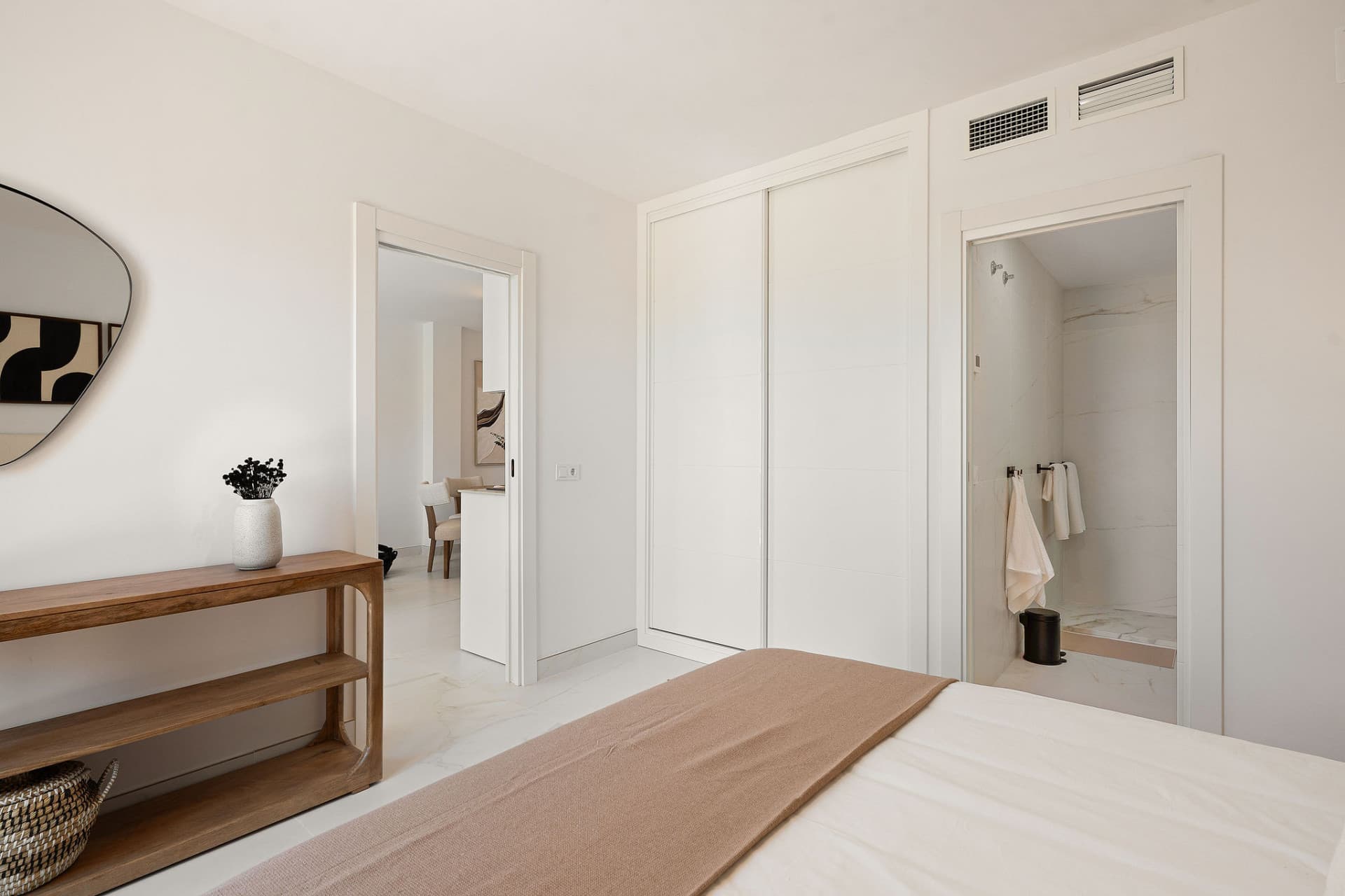 Welcome to this beautifully renovated penthouse offering bright, contemporary living in a tranquil Andalusian urbanization!