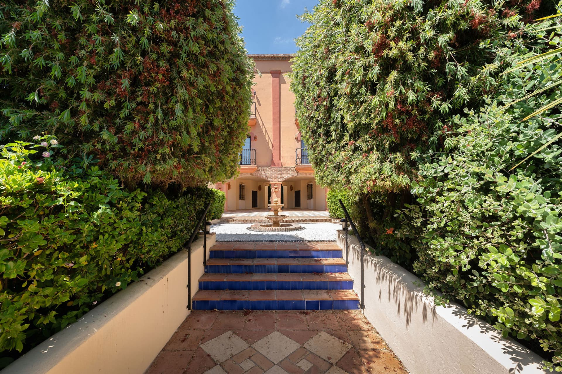 Welcome to this beautifully renovated penthouse offering bright, contemporary living in a tranquil Andalusian urbanization!