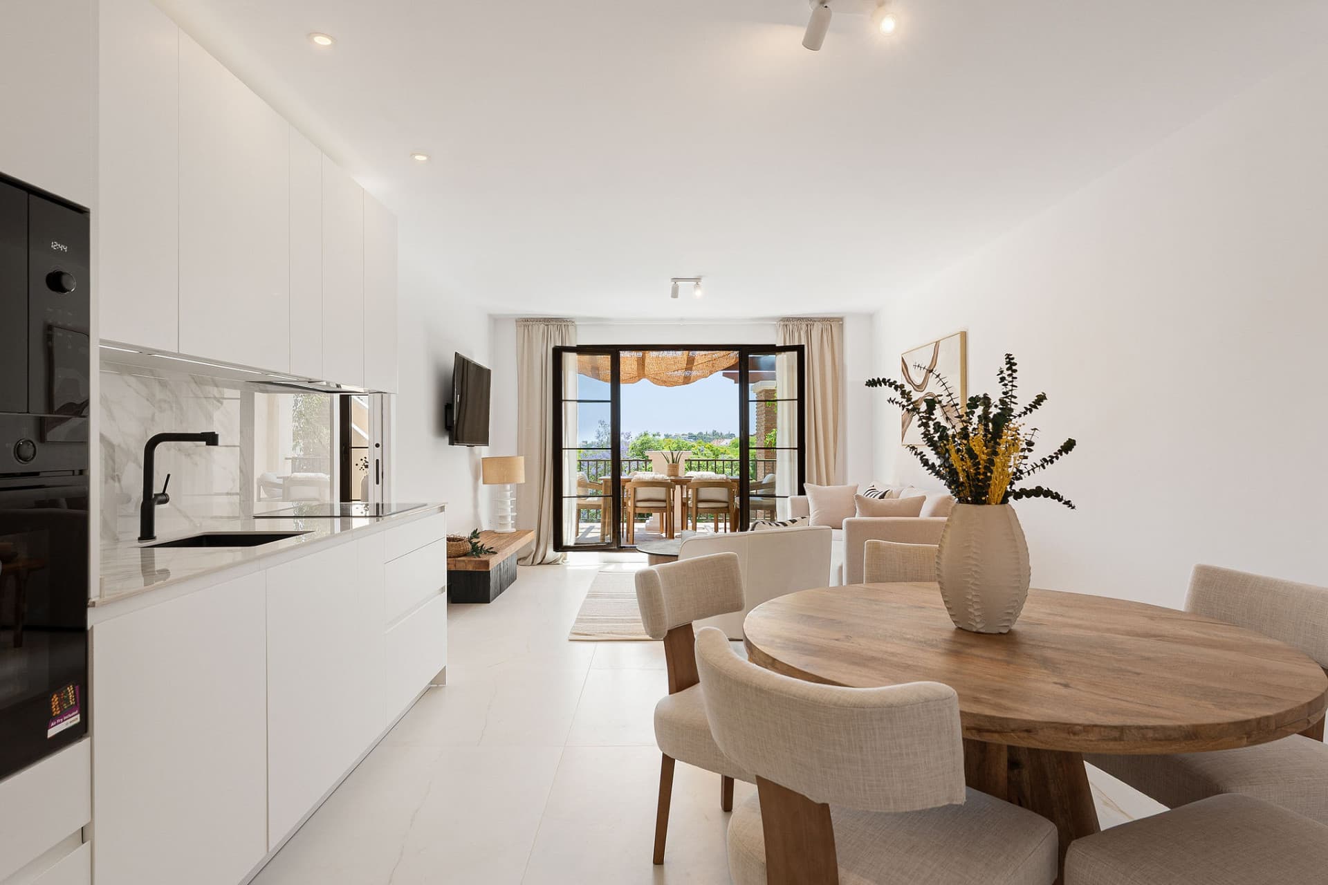 Welcome to this beautifully renovated penthouse offering bright, contemporary living in a tranquil Andalusian urbanization!