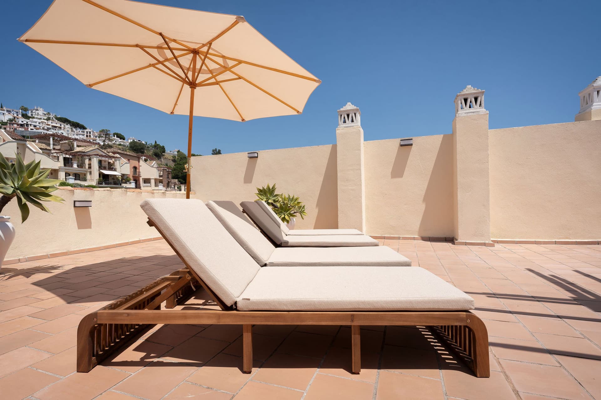 Welcome to this beautifully renovated penthouse offering bright, contemporary living in a tranquil Andalusian urbanization!