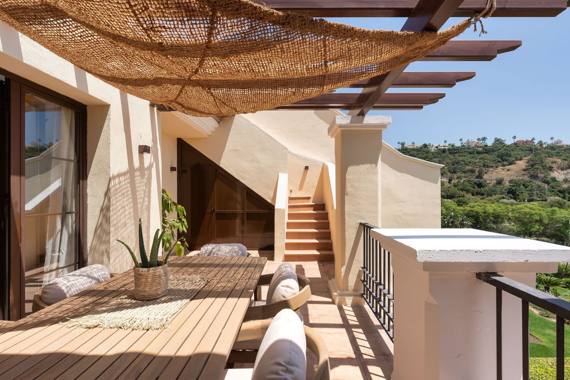 Welcome to this beautifully renovated penthouse offering bright, contemporary living in a tranquil Andalusian urbanization!