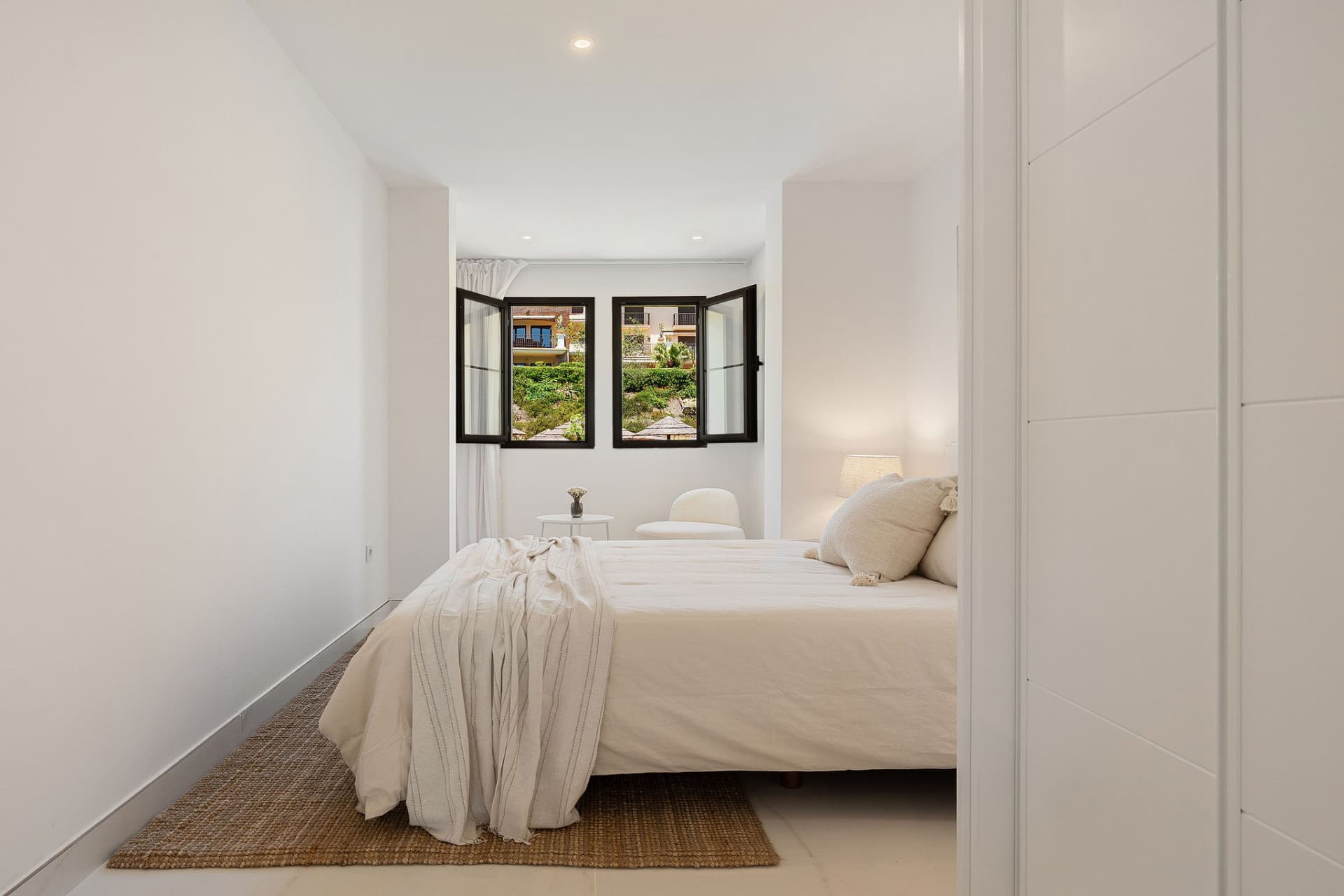 Welcome to this beautifully renovated penthouse offering bright, contemporary living in a tranquil Andalusian urbanization!