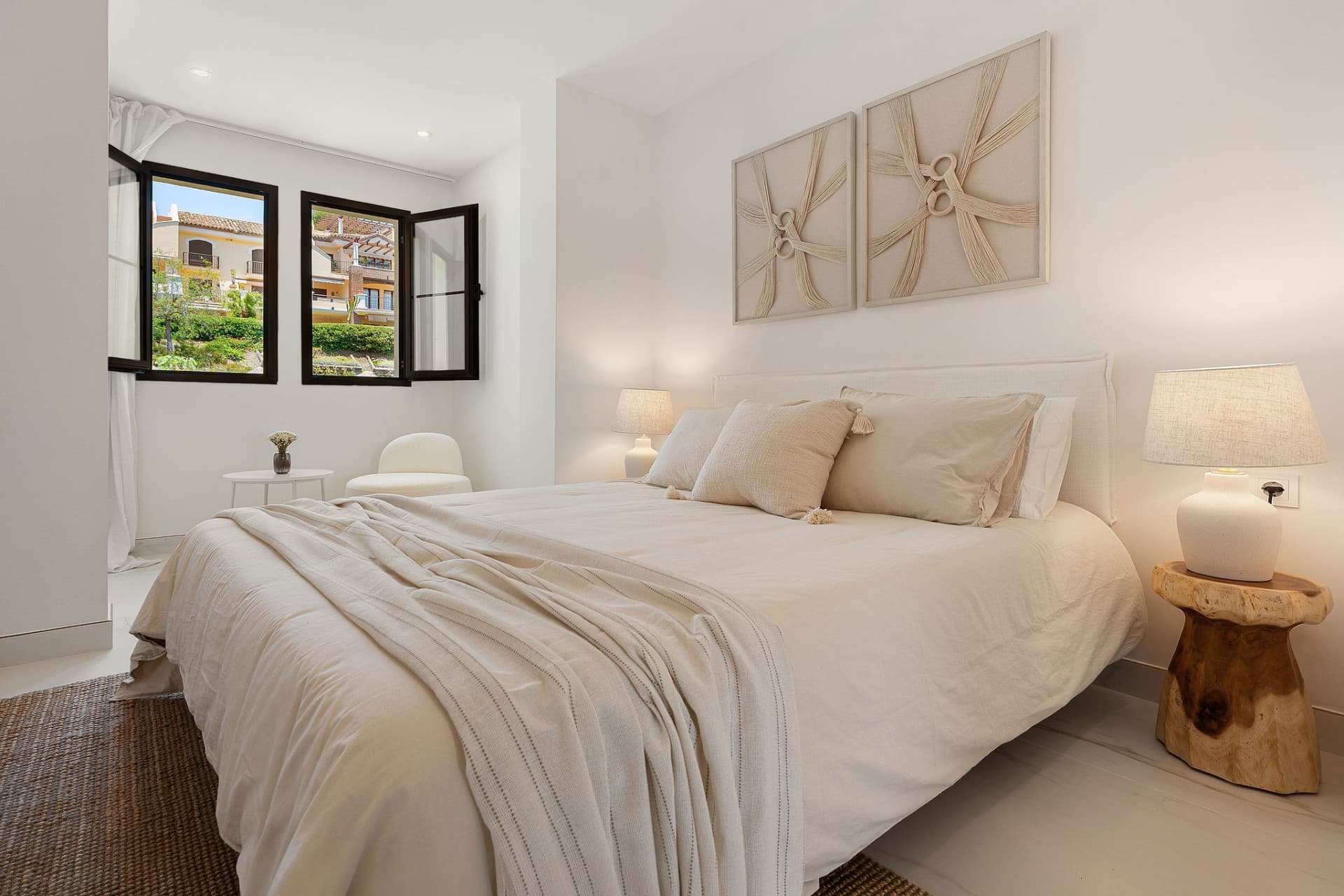 Welcome to this beautifully renovated penthouse offering bright, contemporary living in a tranquil Andalusian urbanization!