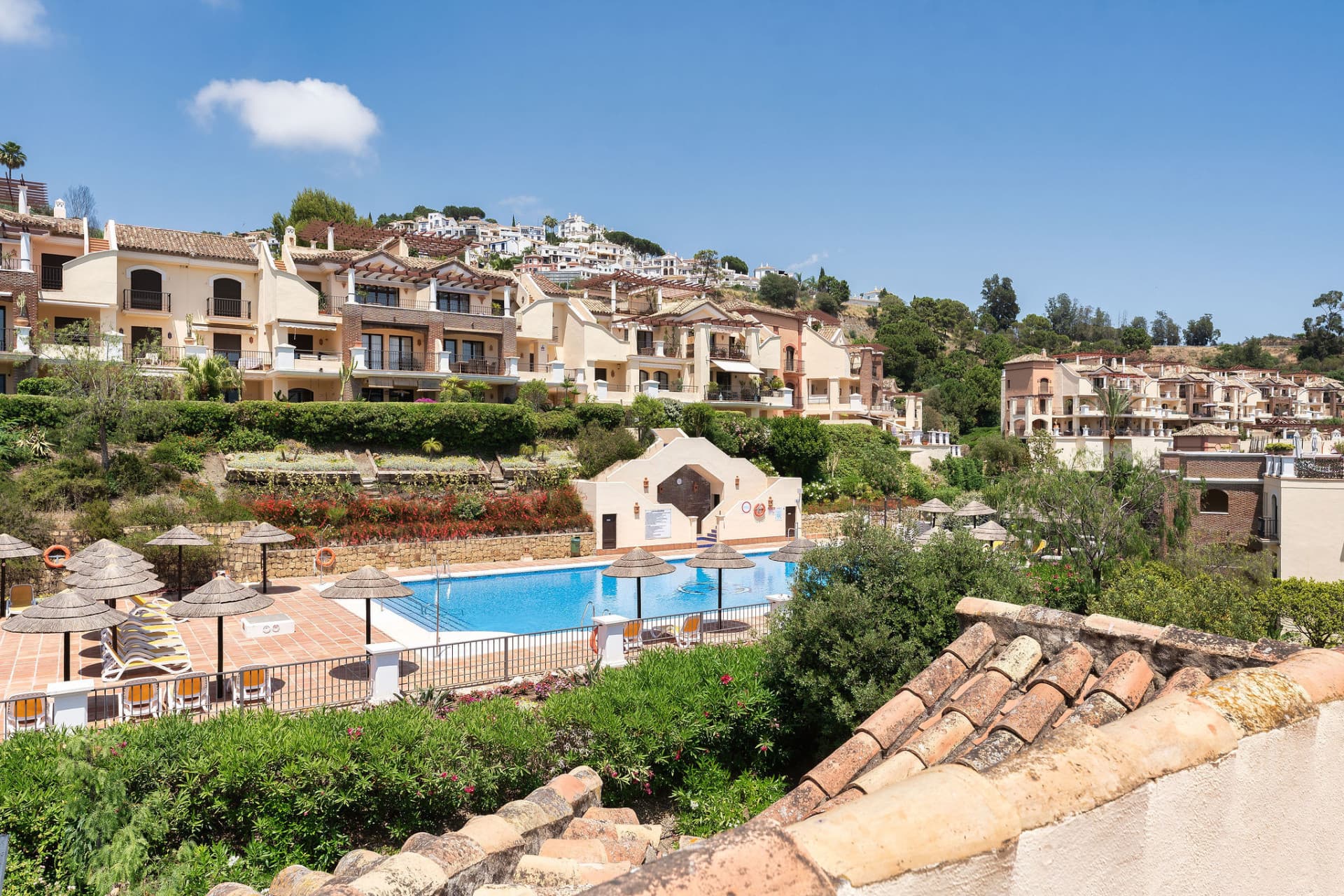 Welcome to this beautifully renovated penthouse offering bright, contemporary living in a tranquil Andalusian urbanization!
