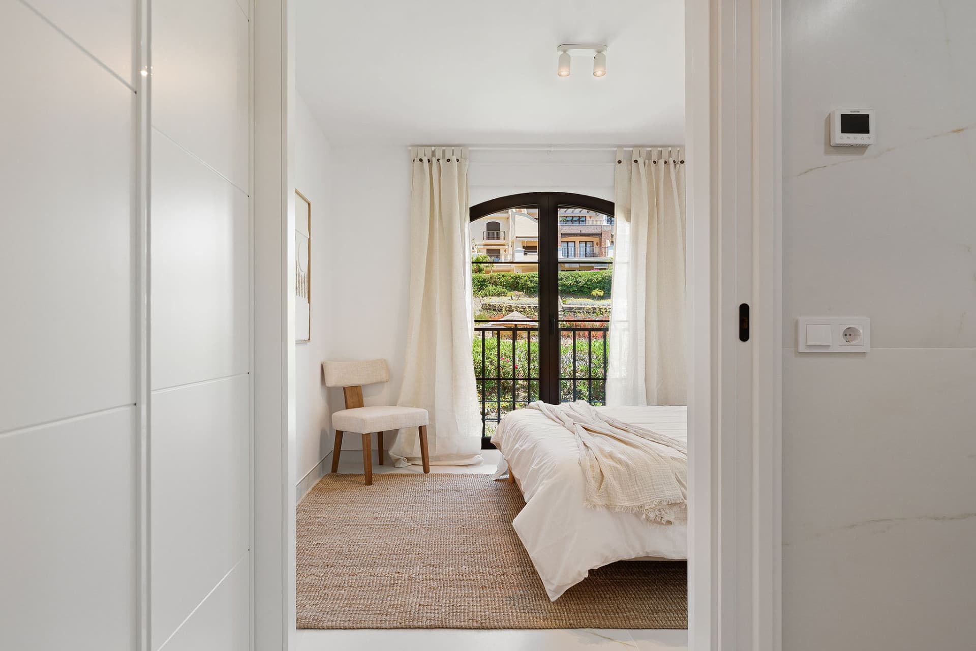 Welcome to this beautifully renovated penthouse offering bright, contemporary living in a tranquil Andalusian urbanization!