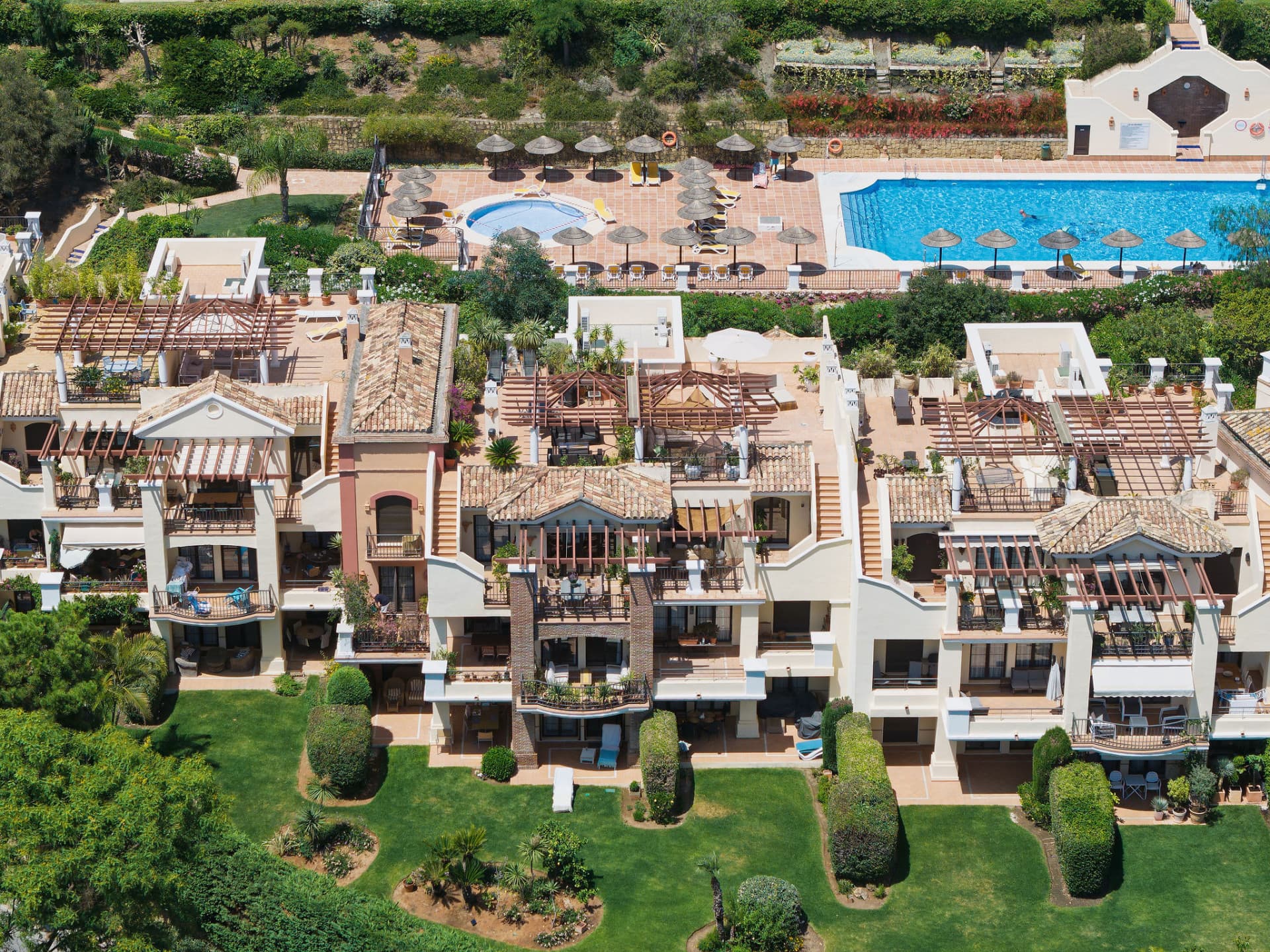 Welcome to this beautifully renovated penthouse offering bright, contemporary living in a tranquil Andalusian urbanization!