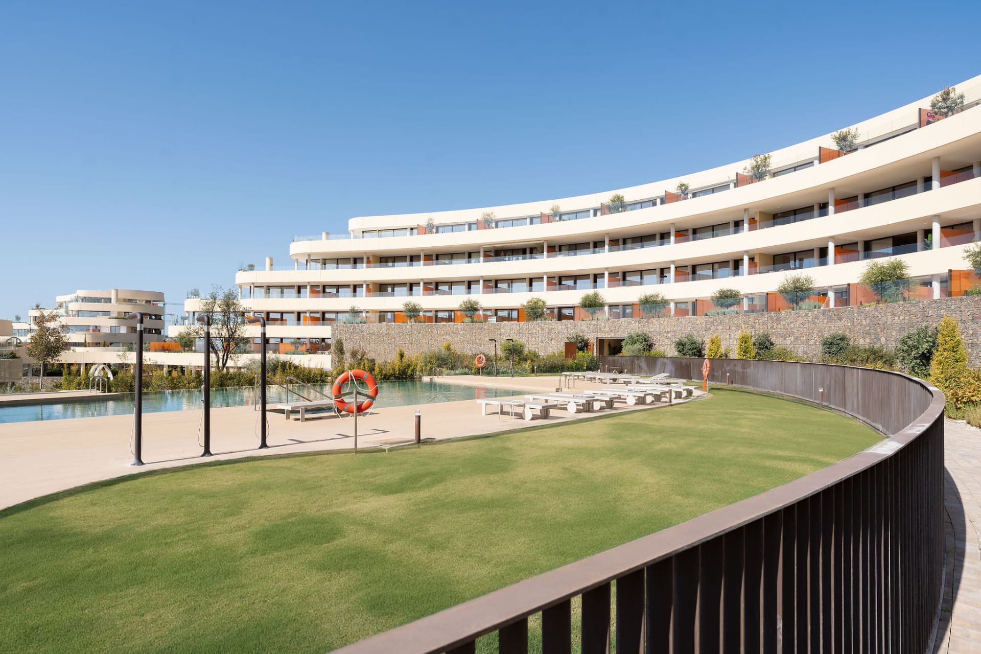 Upplev denna fina lyxlägenhet som ligger inom den prestigefyllda Higuerón Resort.