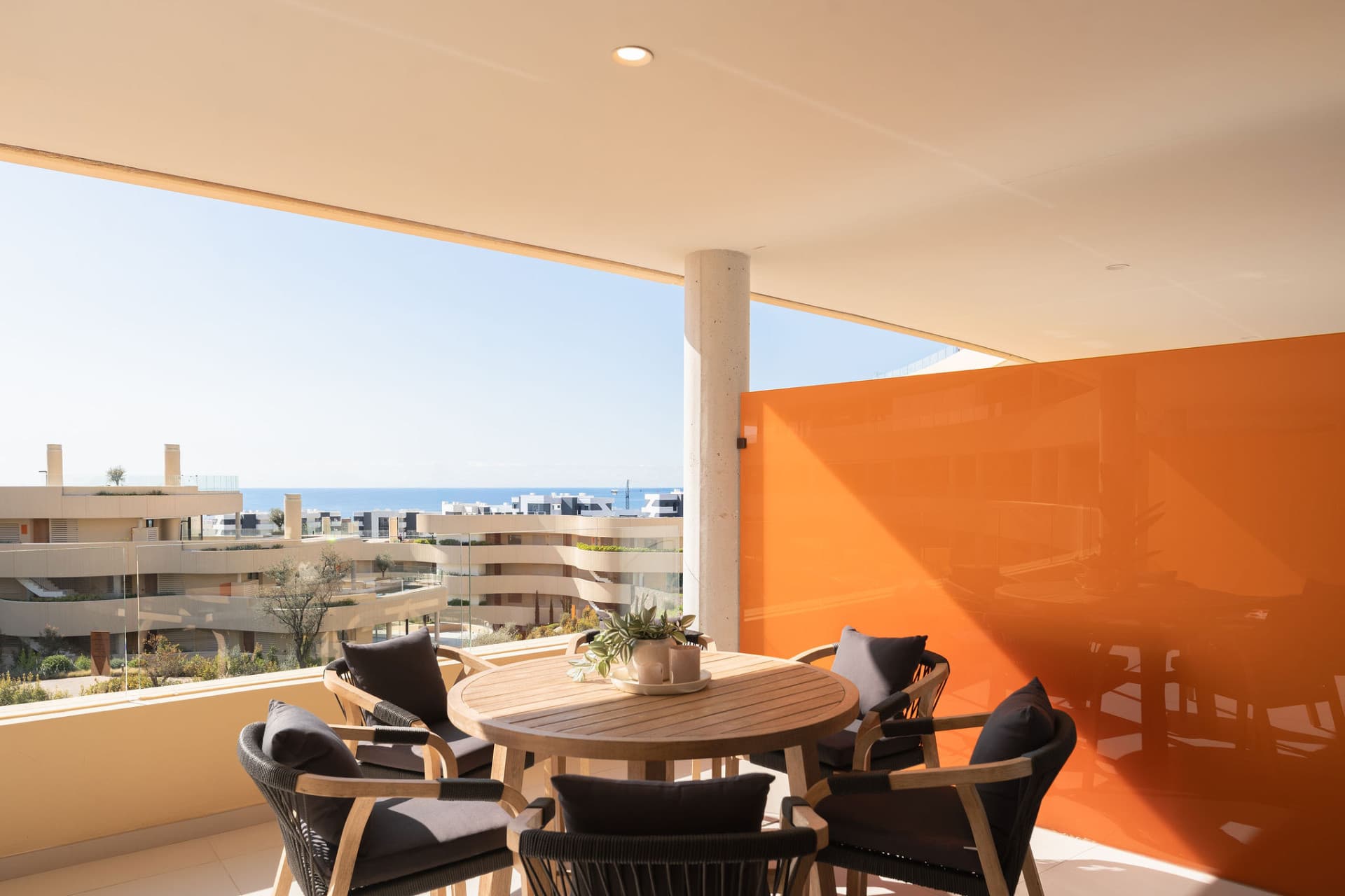 Upplev denna fina lyxlägenhet som ligger inom den prestigefyllda Higuerón Resort.