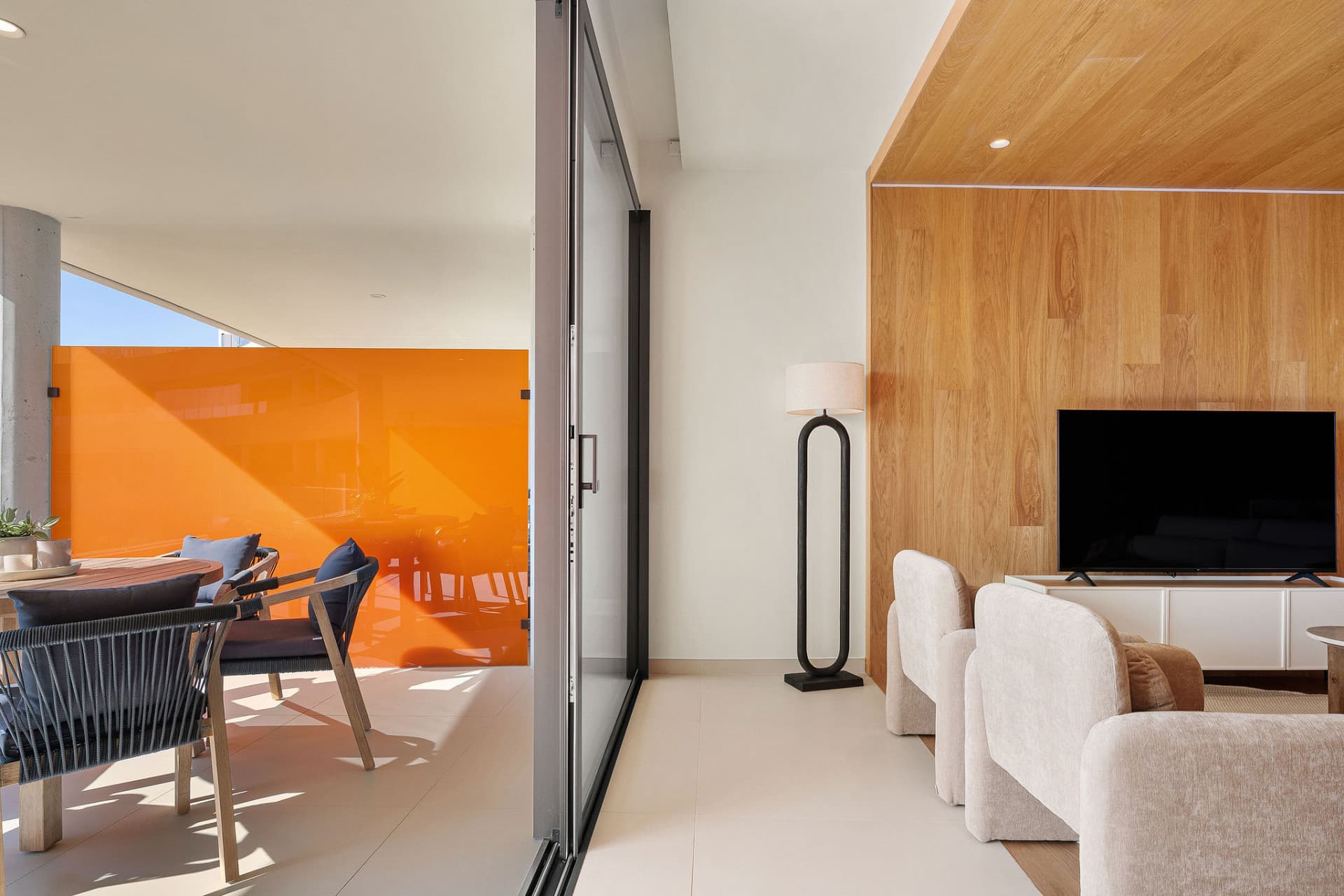 Upplev denna fina lyxlägenhet som ligger inom den prestigefyllda Higuerón Resort.